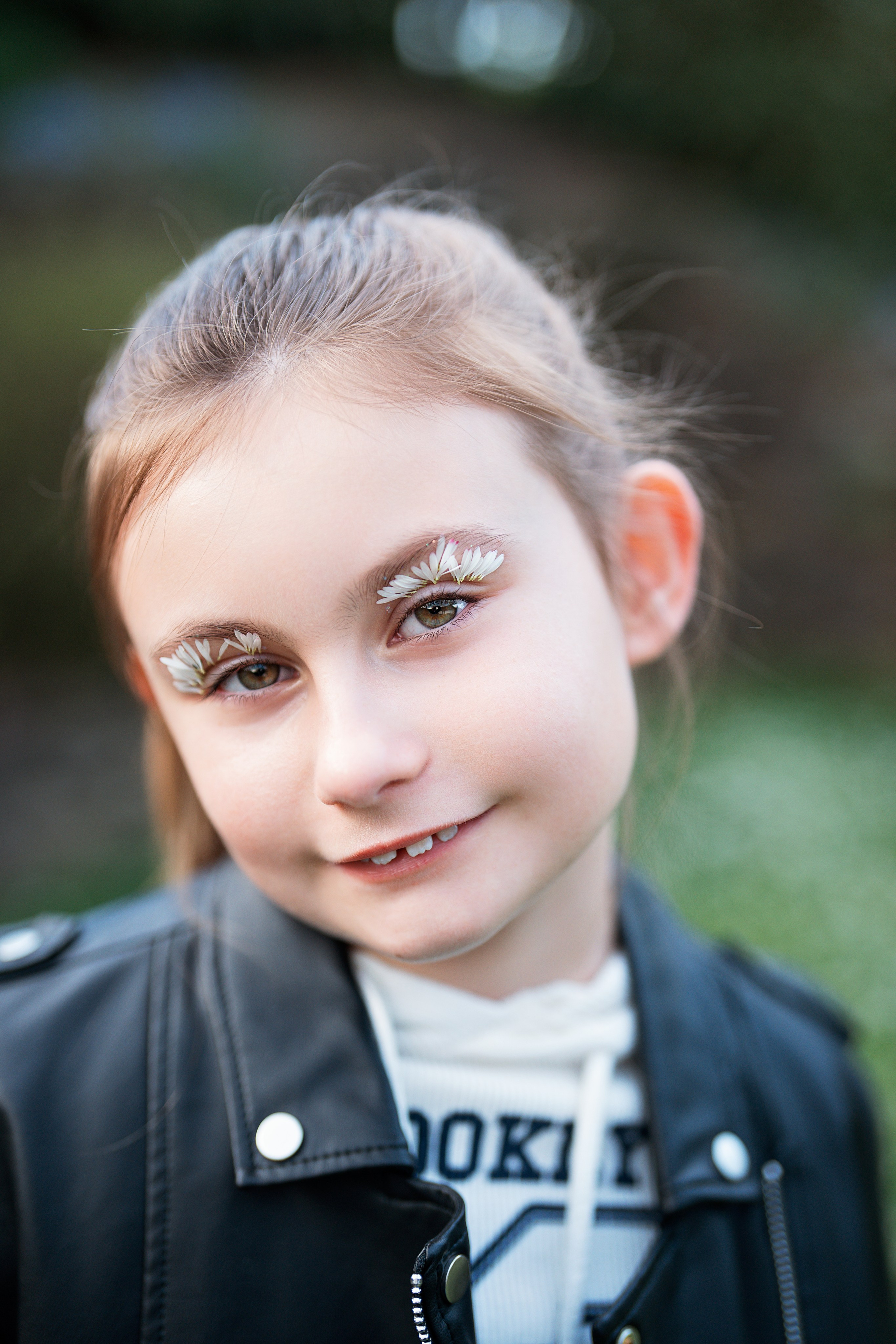 Zwischen Gänseblümchen. Familien, Portrait und Konzeptualfotografie in Genf, Schweiz