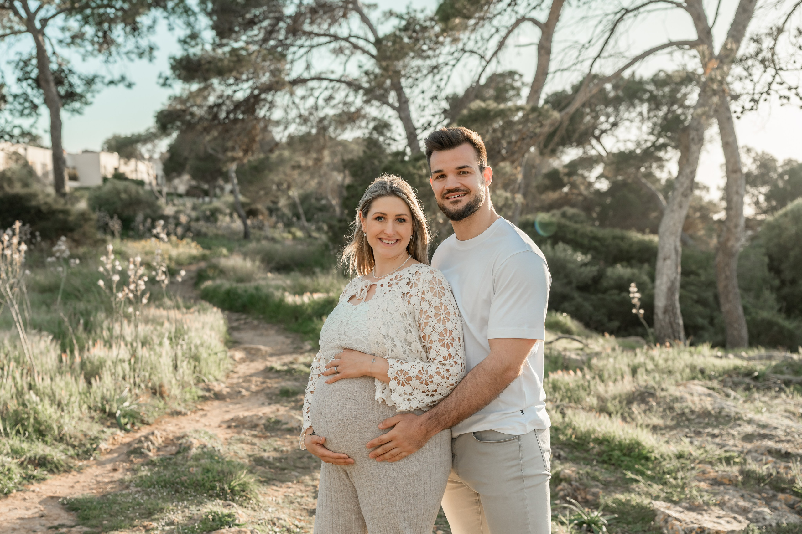 Schwangerschaftsshooting am Meer. Deine Fotografin auf Mallorca für Familien und Business