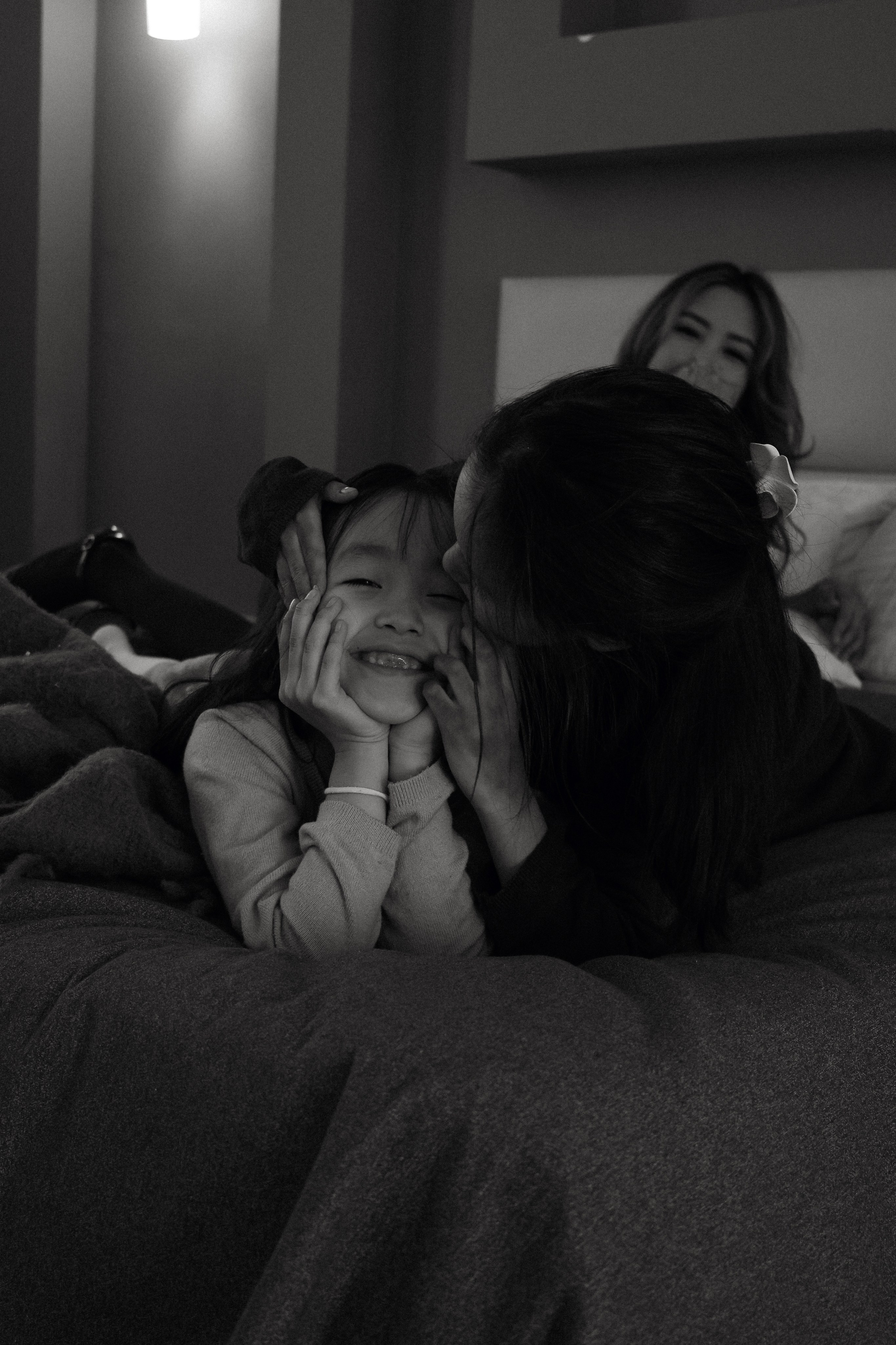 Cherishing family hugs. Фотограф родов, семей и новорожденных малышей в Дубае