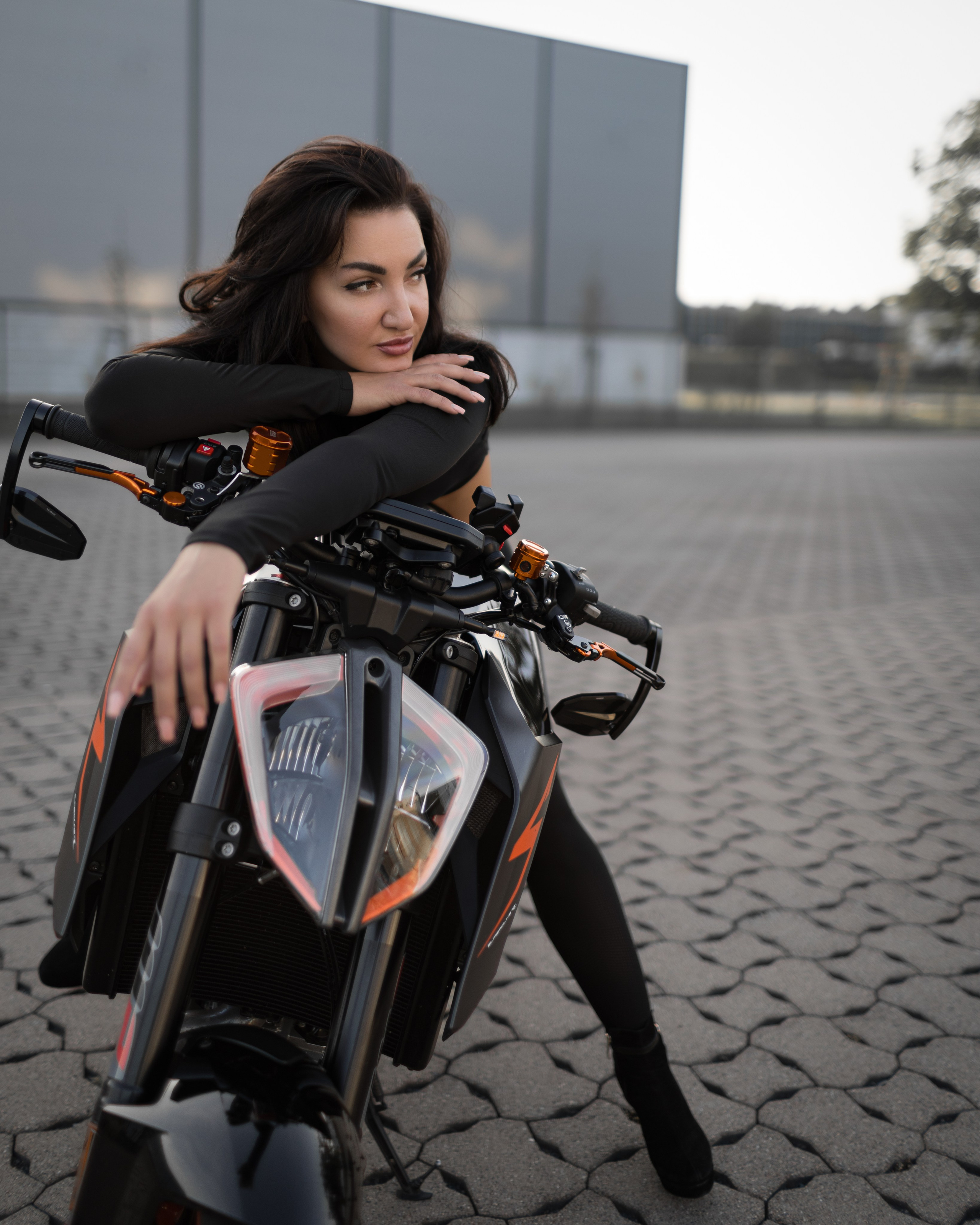 Alena strahlt alleine – natürliches und selbstbewusstes Porträt