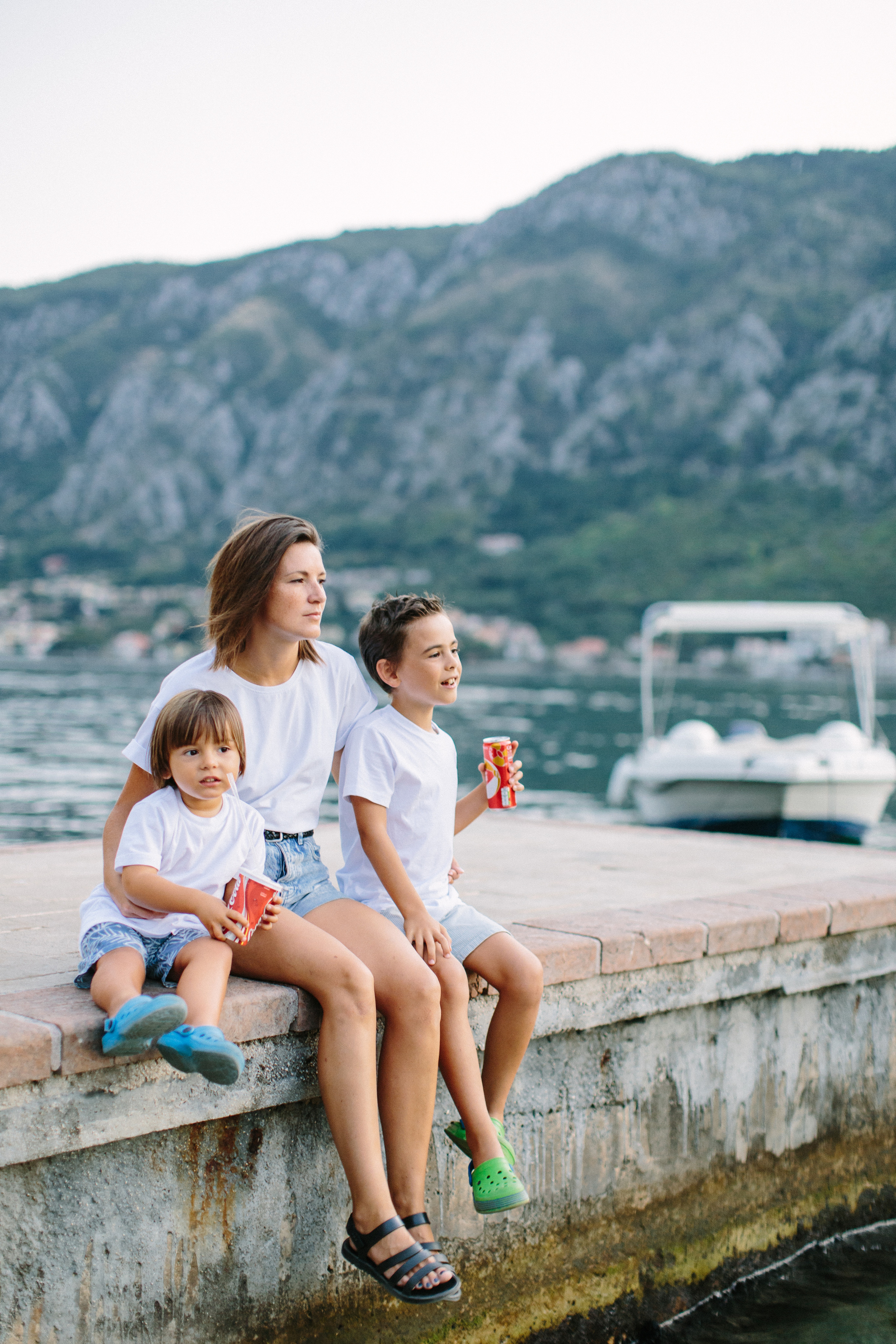 Familienspaziergang am Strand entlang in Montenegro. Maria Chistyakovа — Fotografin in Karlsruhe, Baden-Baden und Umgebung