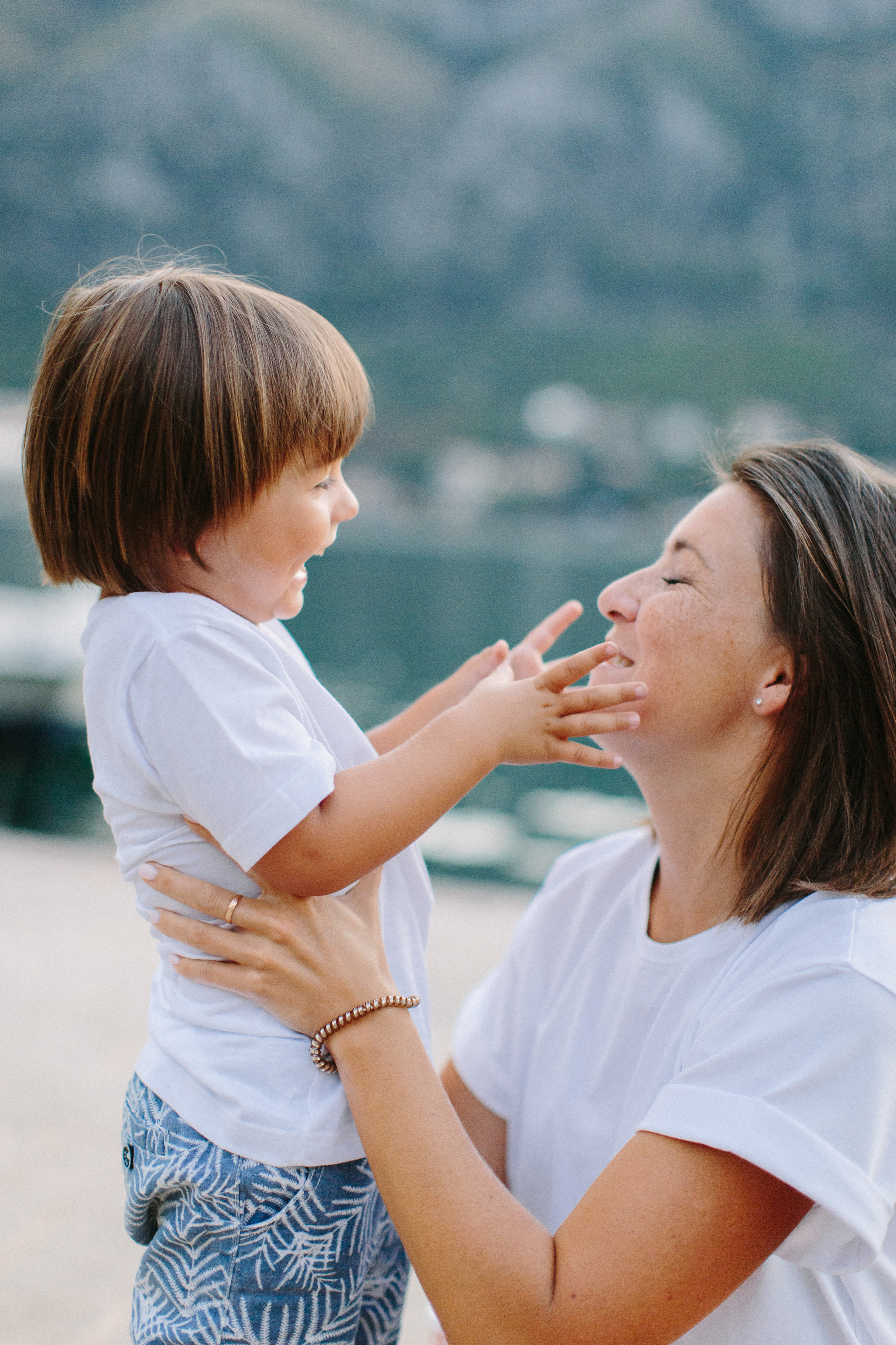Familienspaziergang am Strand entlang in Montenegro. Maria Chistyakovа — Fotografin in Karlsruhe, Baden-Baden und Umgebung