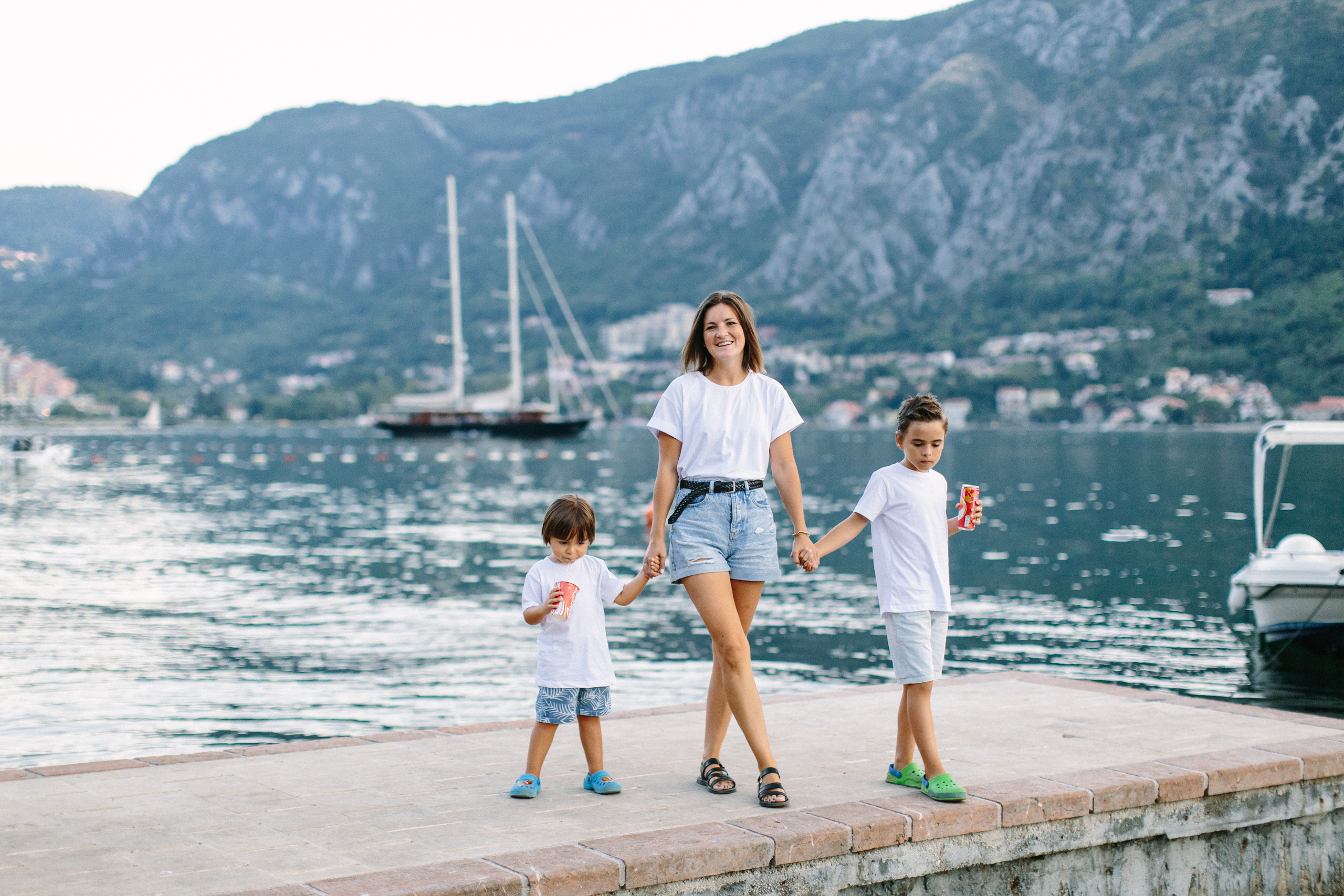 Familienspaziergang am Strand entlang in Montenegro. Maria Chistyakovа — Fotografin in Karlsruhe, Baden-Baden und Umgebung