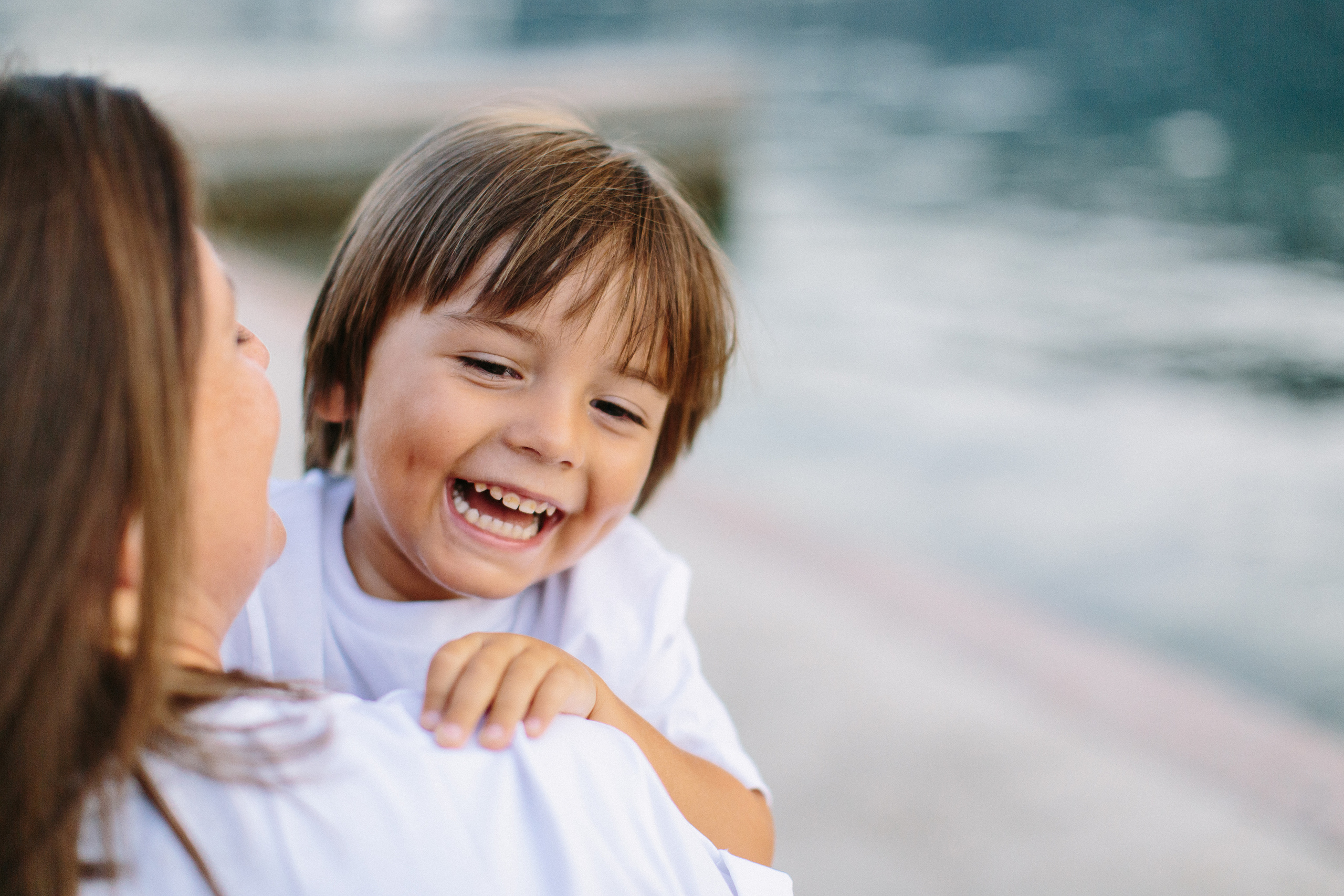 Familienspaziergang am Strand entlang in Montenegro. Maria Chistyakovа — Fotografin in Karlsruhe, Baden-Baden und Umgebung