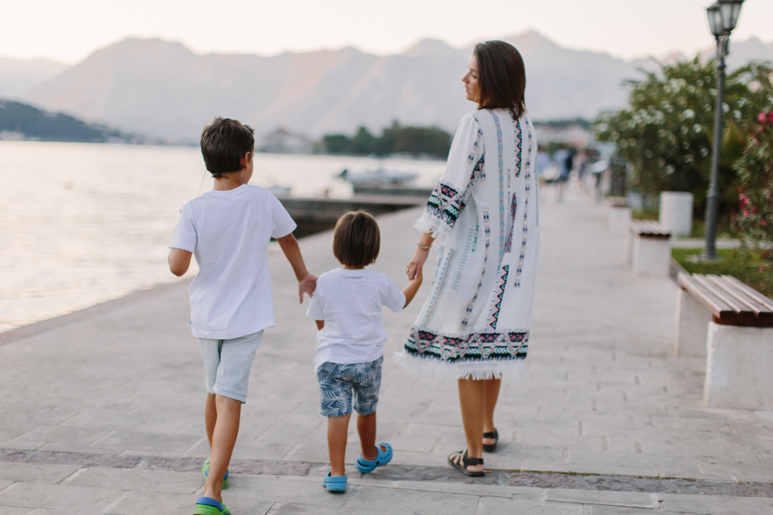 Familienspaziergang am Strand entlang in Montenegro. Maria Chistyakovа — Fotografin in Karlsruhe, Baden-Baden und Umgebung