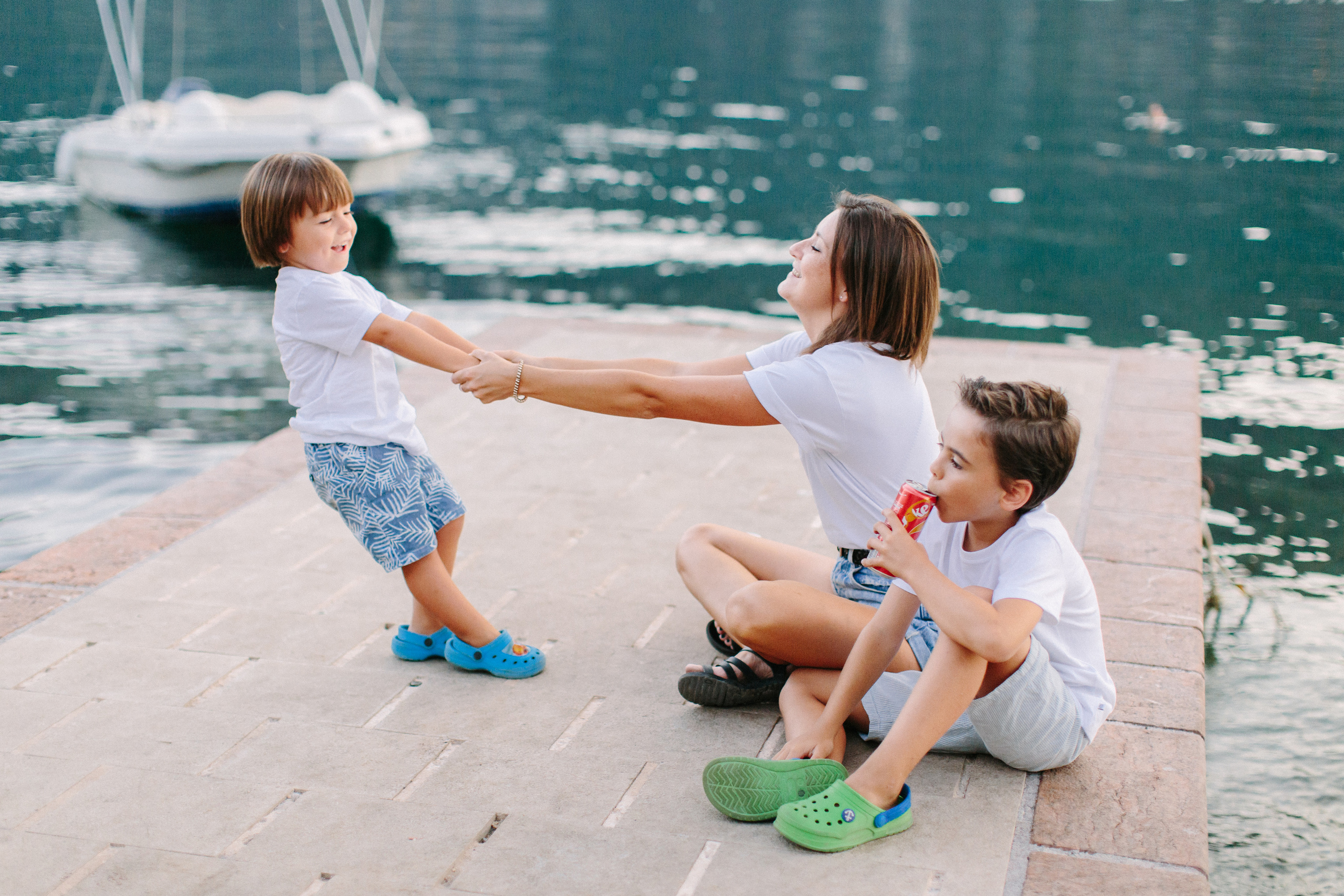 Familienspaziergang am Strand entlang in Montenegro. Maria Chistyakovа — Fotografin in Karlsruhe, Baden-Baden und Umgebung