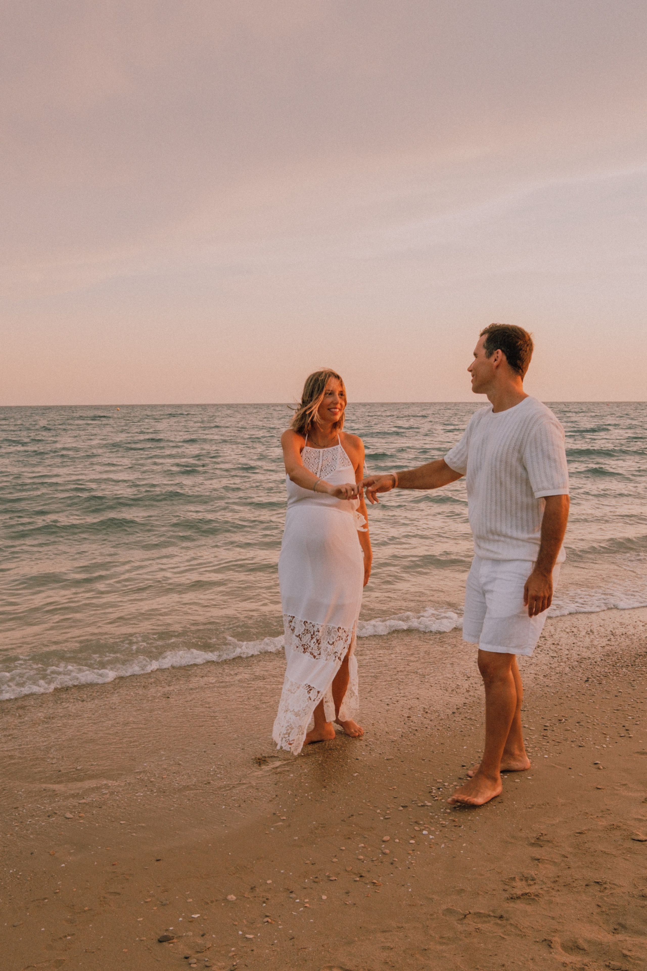 Sesión embarazo en la playa. Fotografía profesional en Calafell - Elena Medvedeva