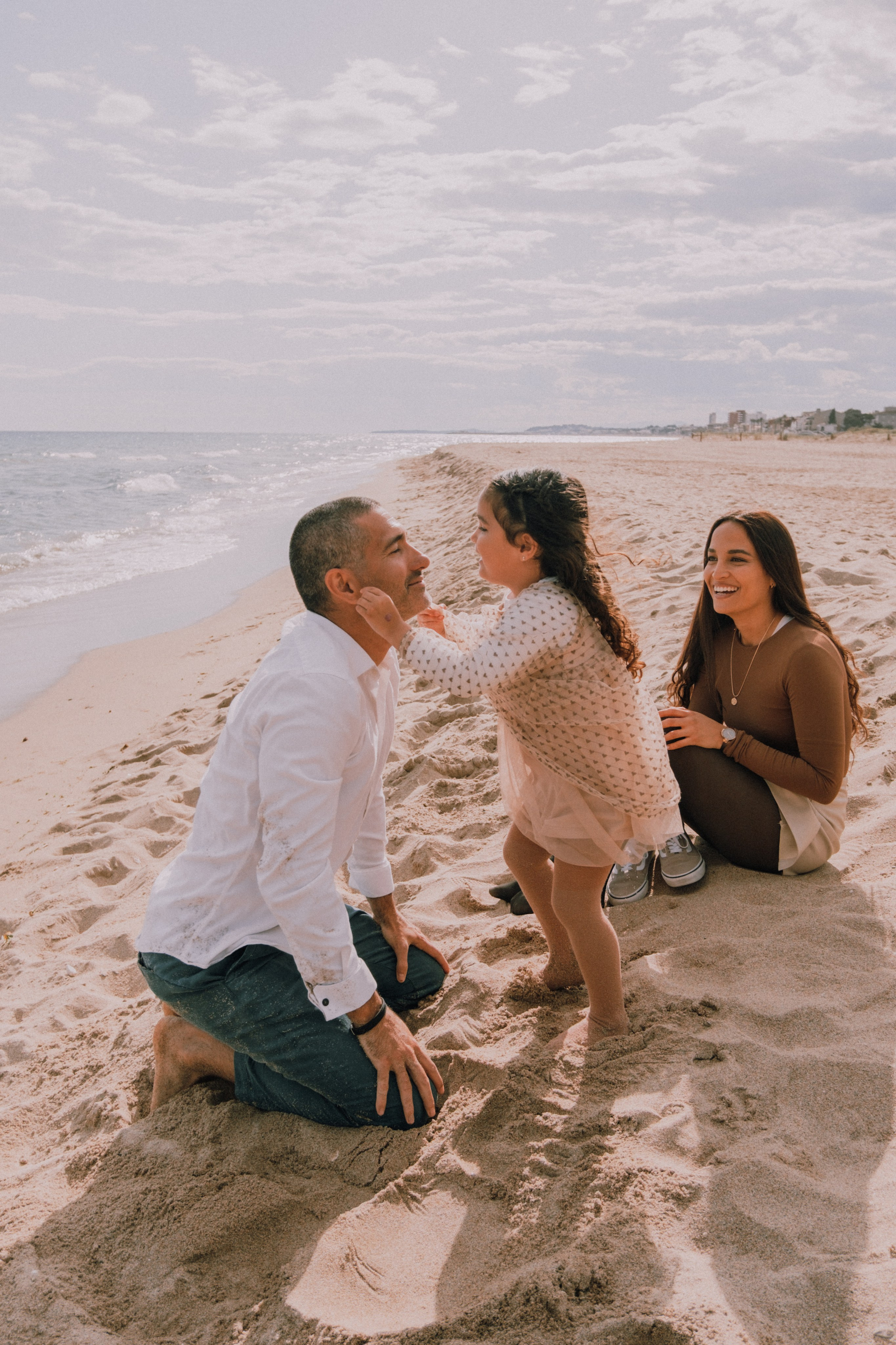 Sesión familiar en la playa. Fotografía profesional en Calafell - Elena Medvedeva