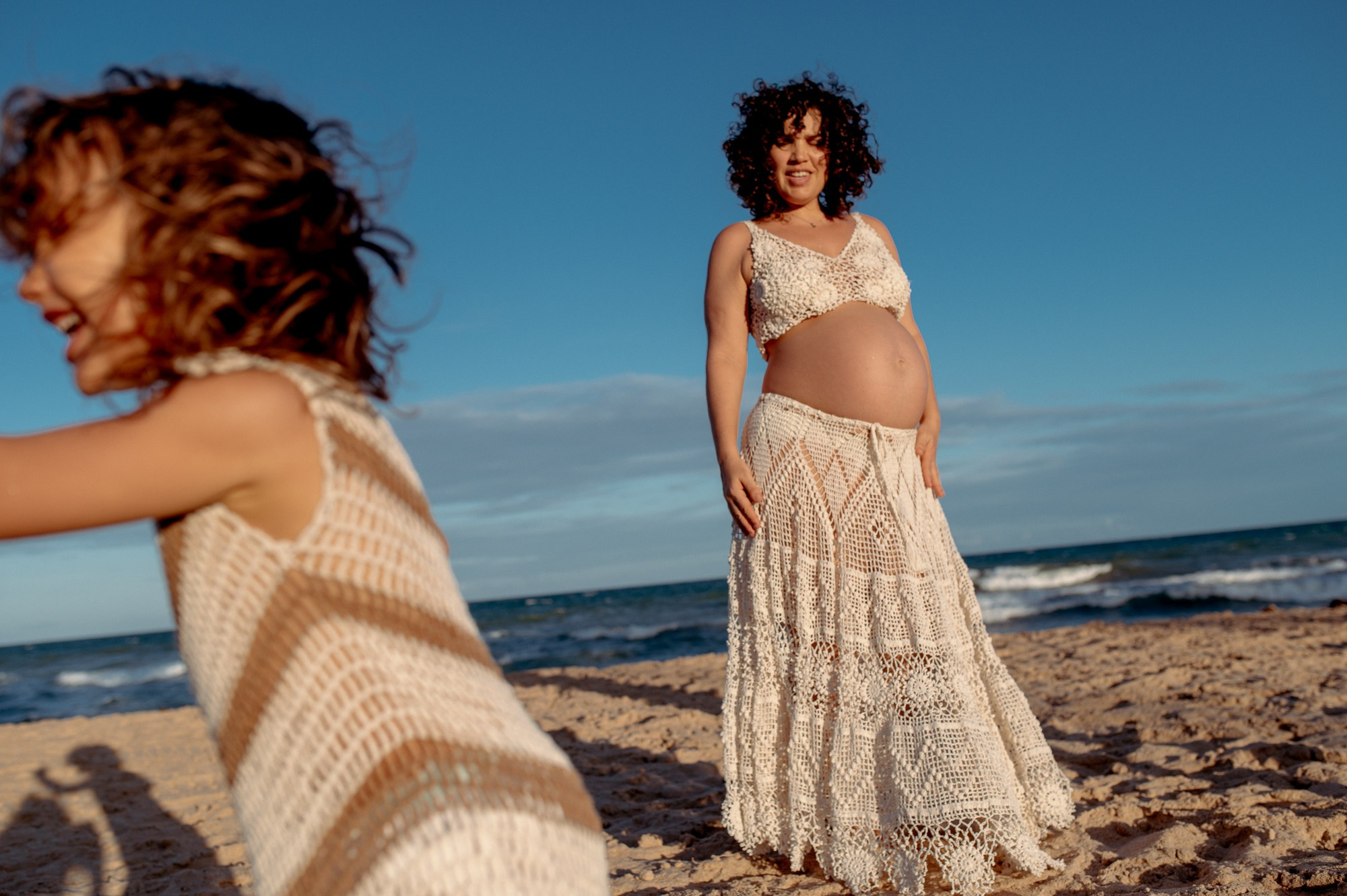 Ensaio Gestante — Praia do forte. Água Carmim Fotografia