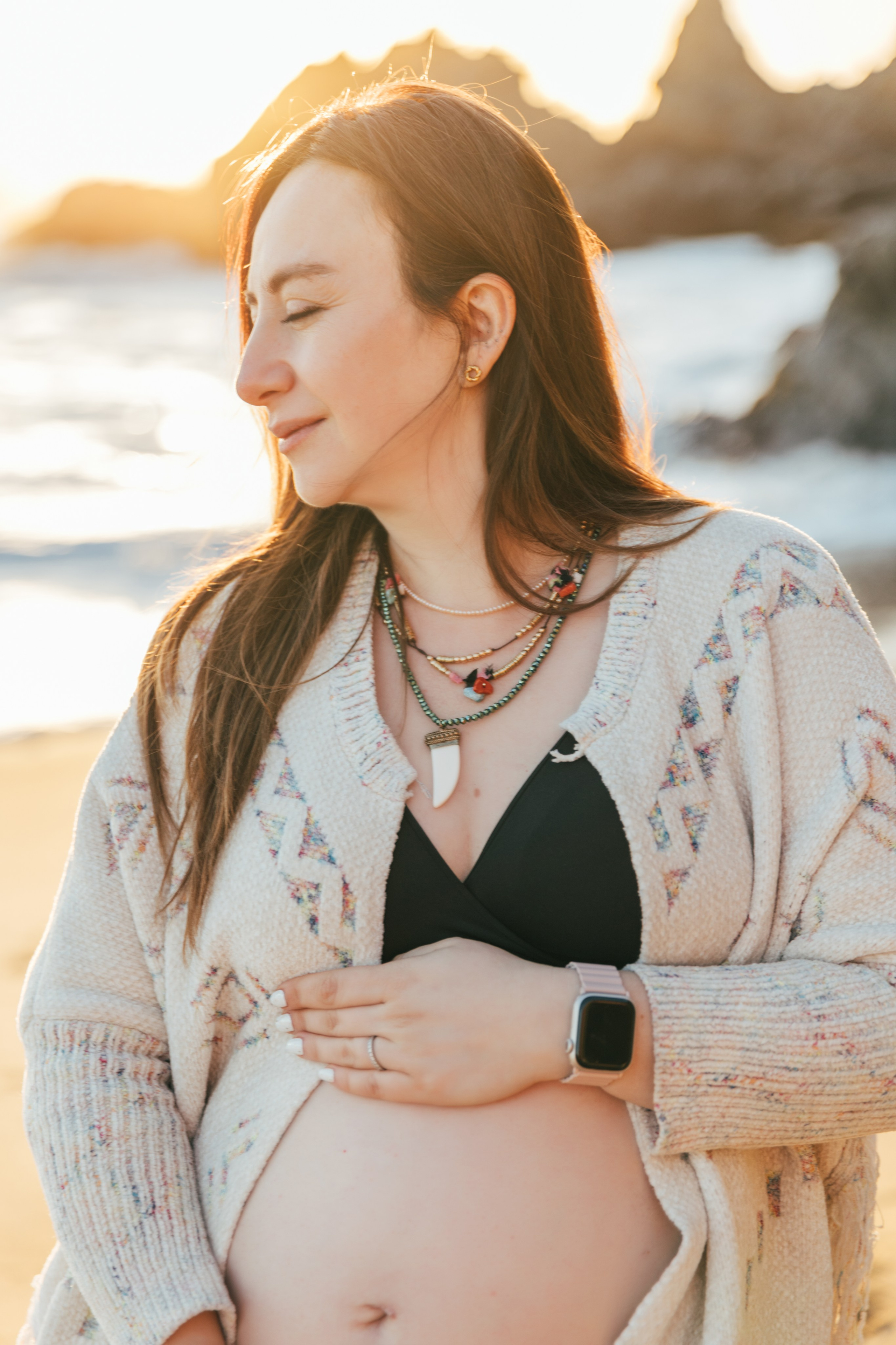 Sesión de embarazo en la playa — Luz suave y amor puro. Photographer in Santiago, Chile Anna Almazova