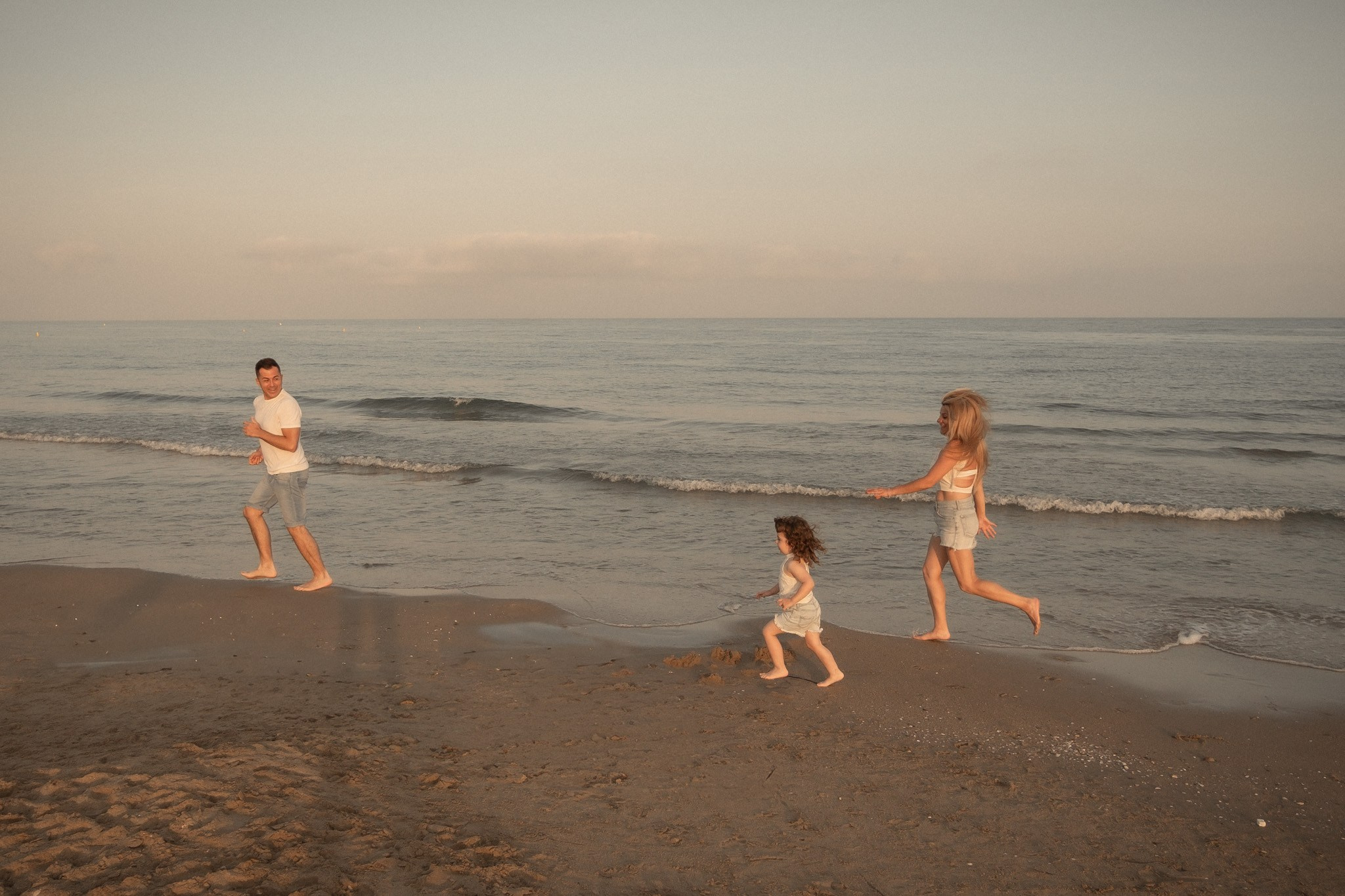 Sesión familiar en la playa. Fotografía profesional en Calafell - Elena Medvedeva