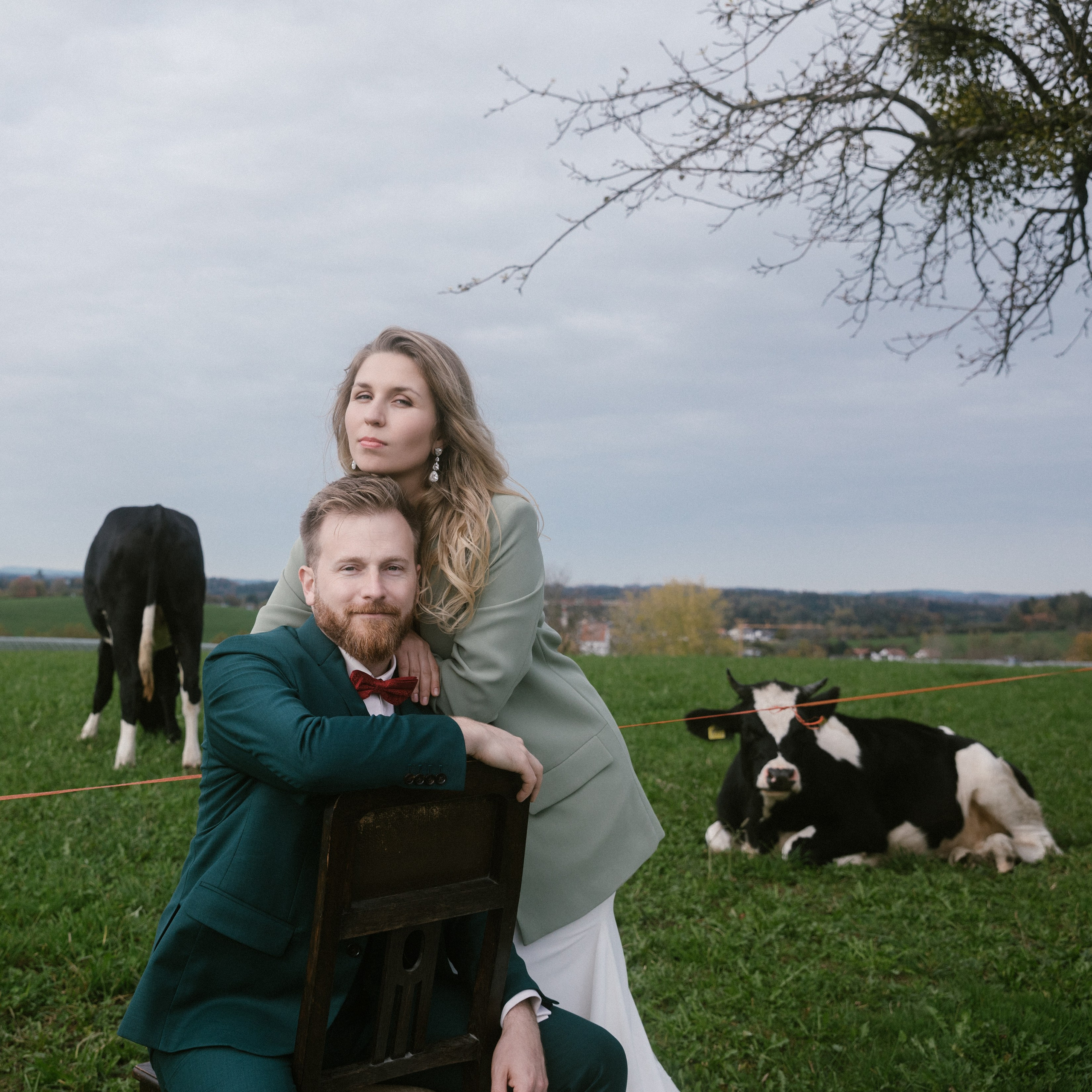 Verspieltes Brautpaar mit Kühen auf Wiese nahe Weißensberger Kapelle