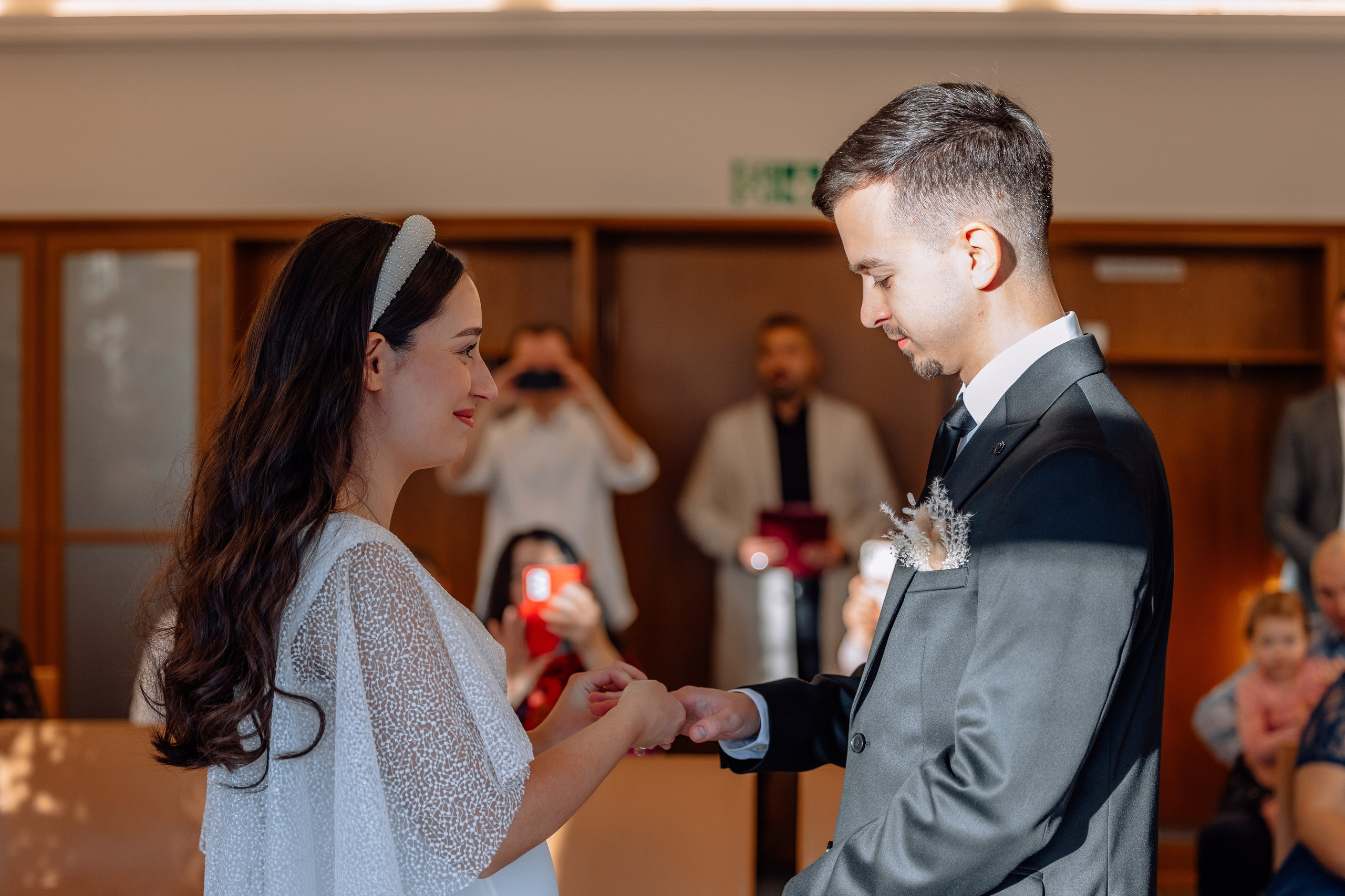 Austausch der Ringe – Schwangere Braut im Standesamt Schwabing