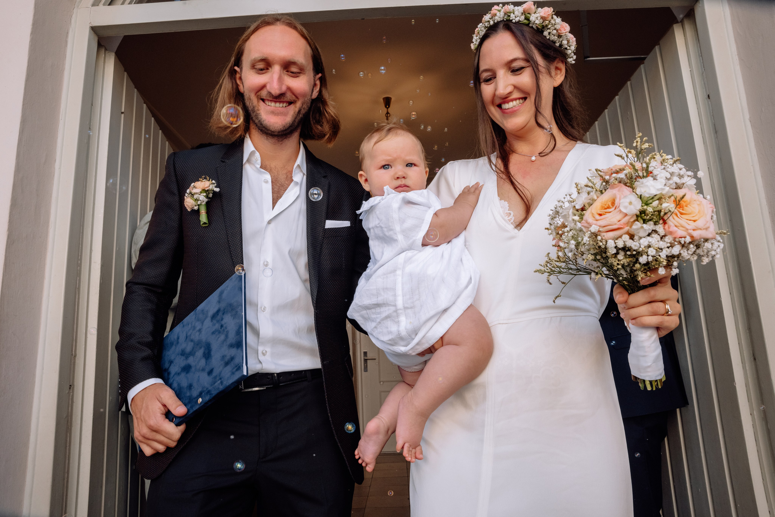 Treppenabgang aus Standesamt Mandlstraße 14 – Brautpaar trägt das Baby hinunter