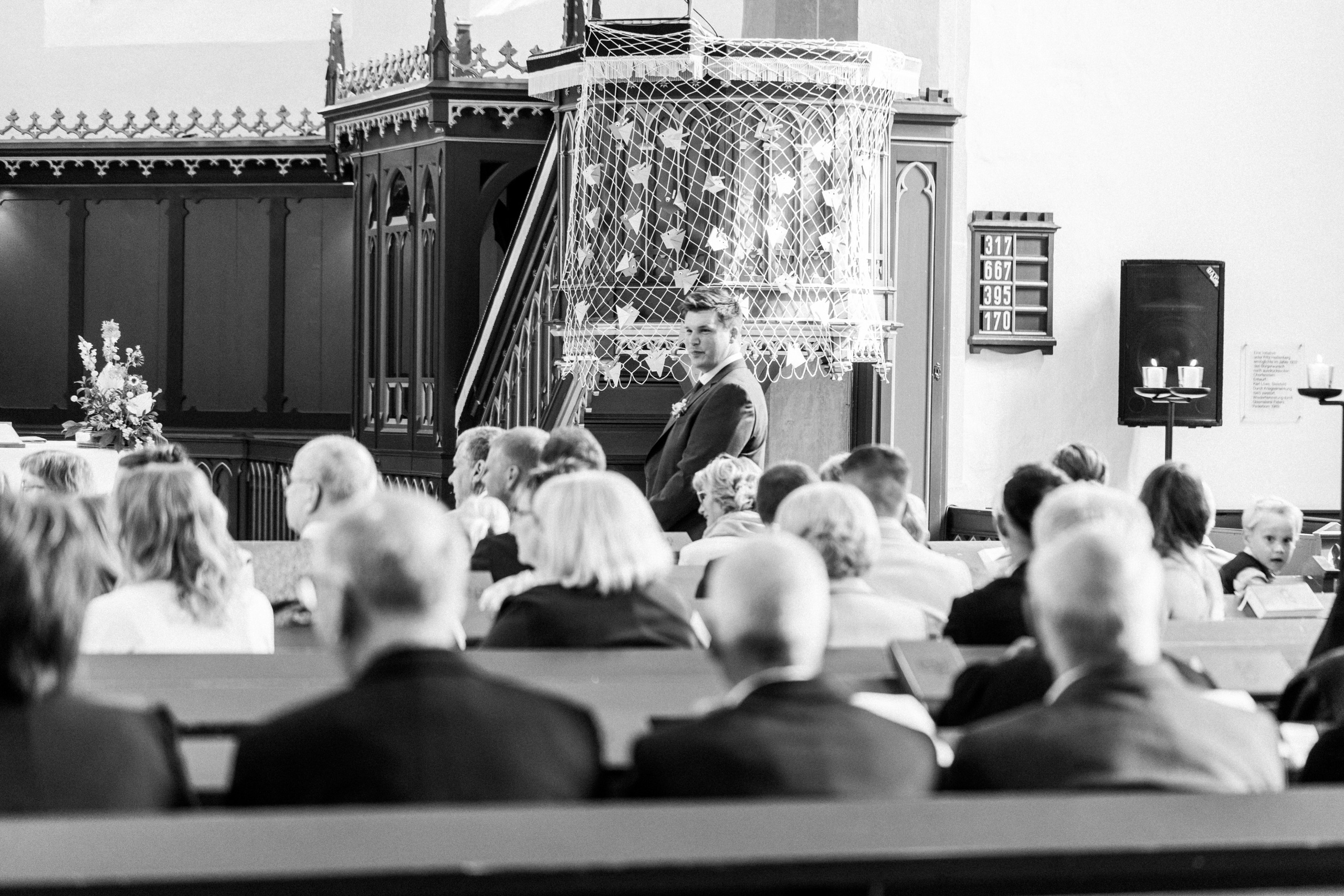 Kirchliche Trauung in Oerlinghausen – Emotionale Hochzeitsfotos & Stilvolle Reportagen!. Hochzeitsfotografin in Gütersloh | Authentische Hochzeitsreportagen | TK Photographie