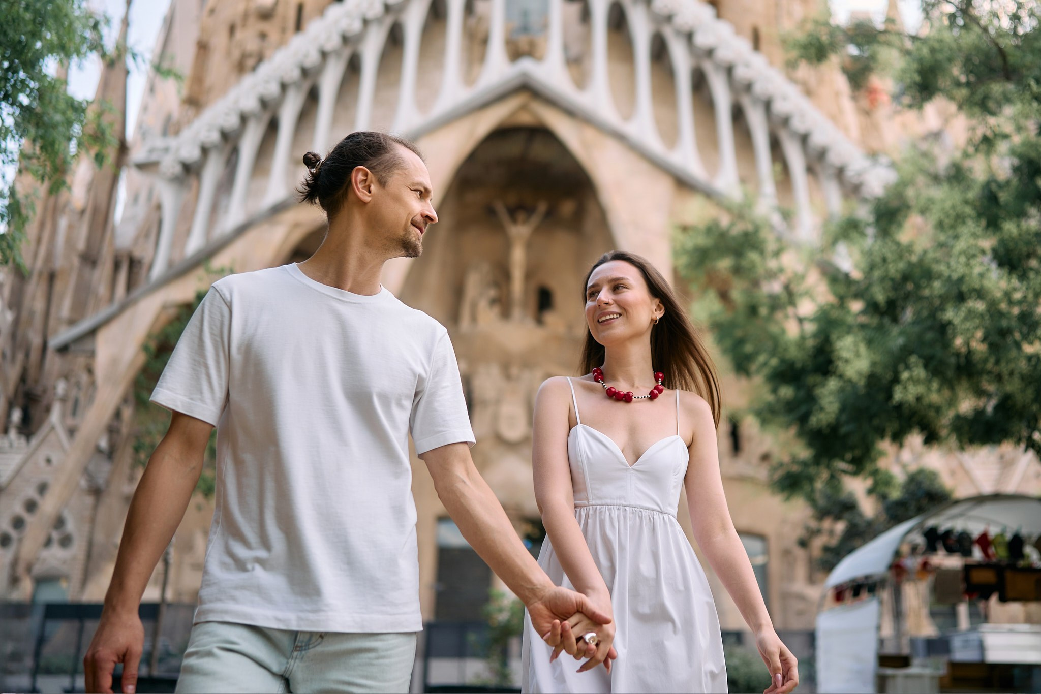 Description of the Sagrada Familia location for a love-story or individual photo shoot in Barcelona, examples of photos. POSTCARD.BCN Photographer Kate in Barcelona. Love-story, family or individual photo shoots
