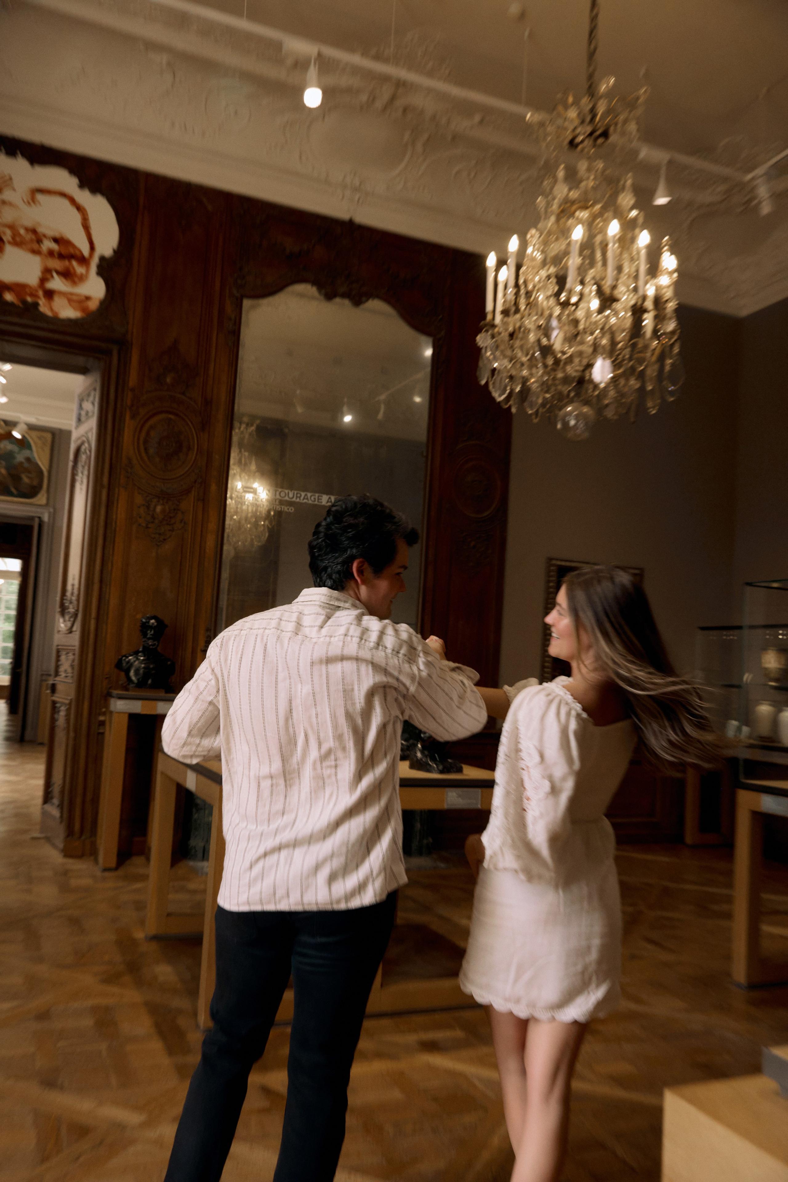 Hannah & Drew museum engagement. Photographer in Paris