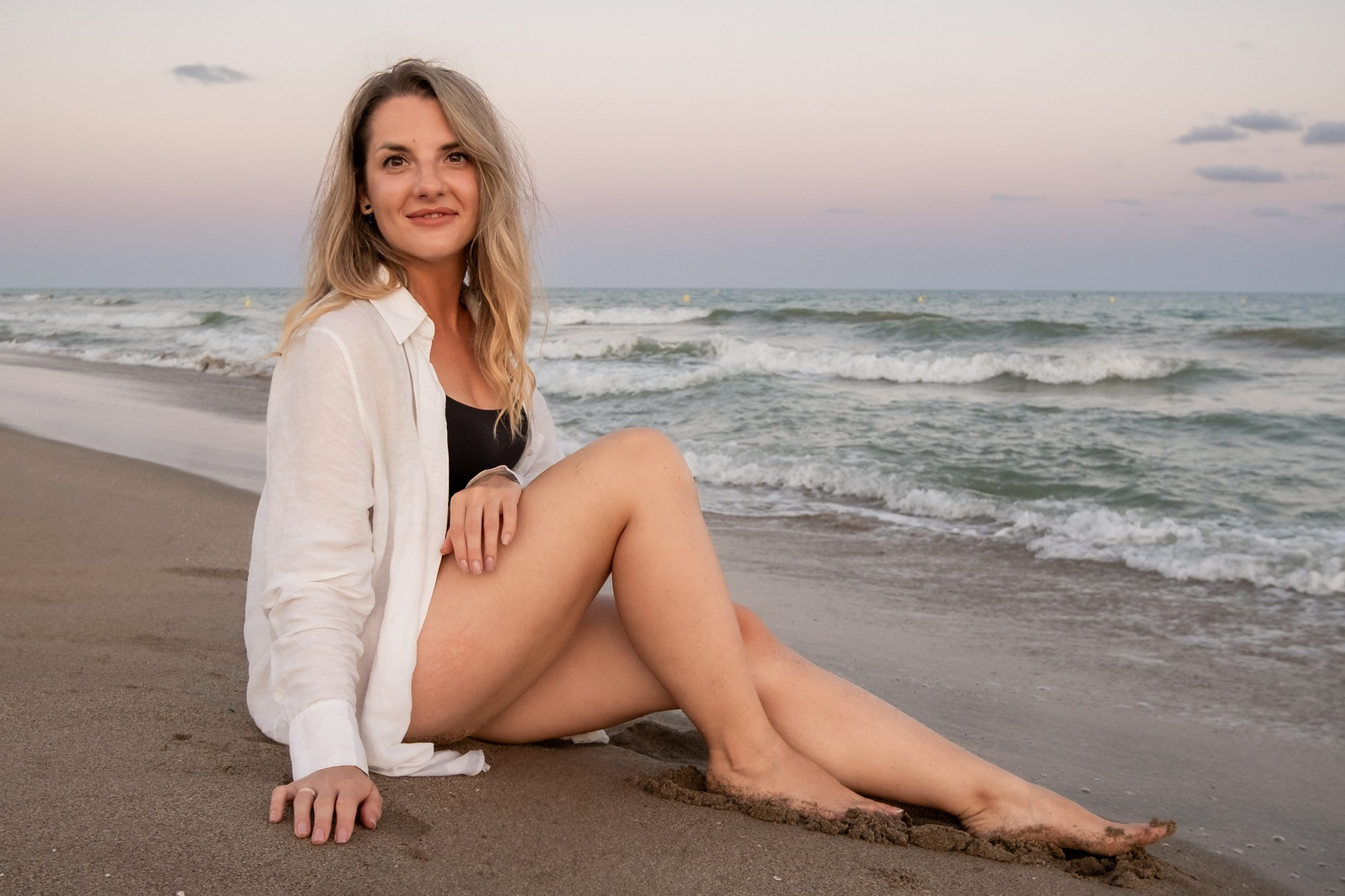 Sesión de amigas en la playa. Fotografía profesional en Calafell - Elena Medvedeva