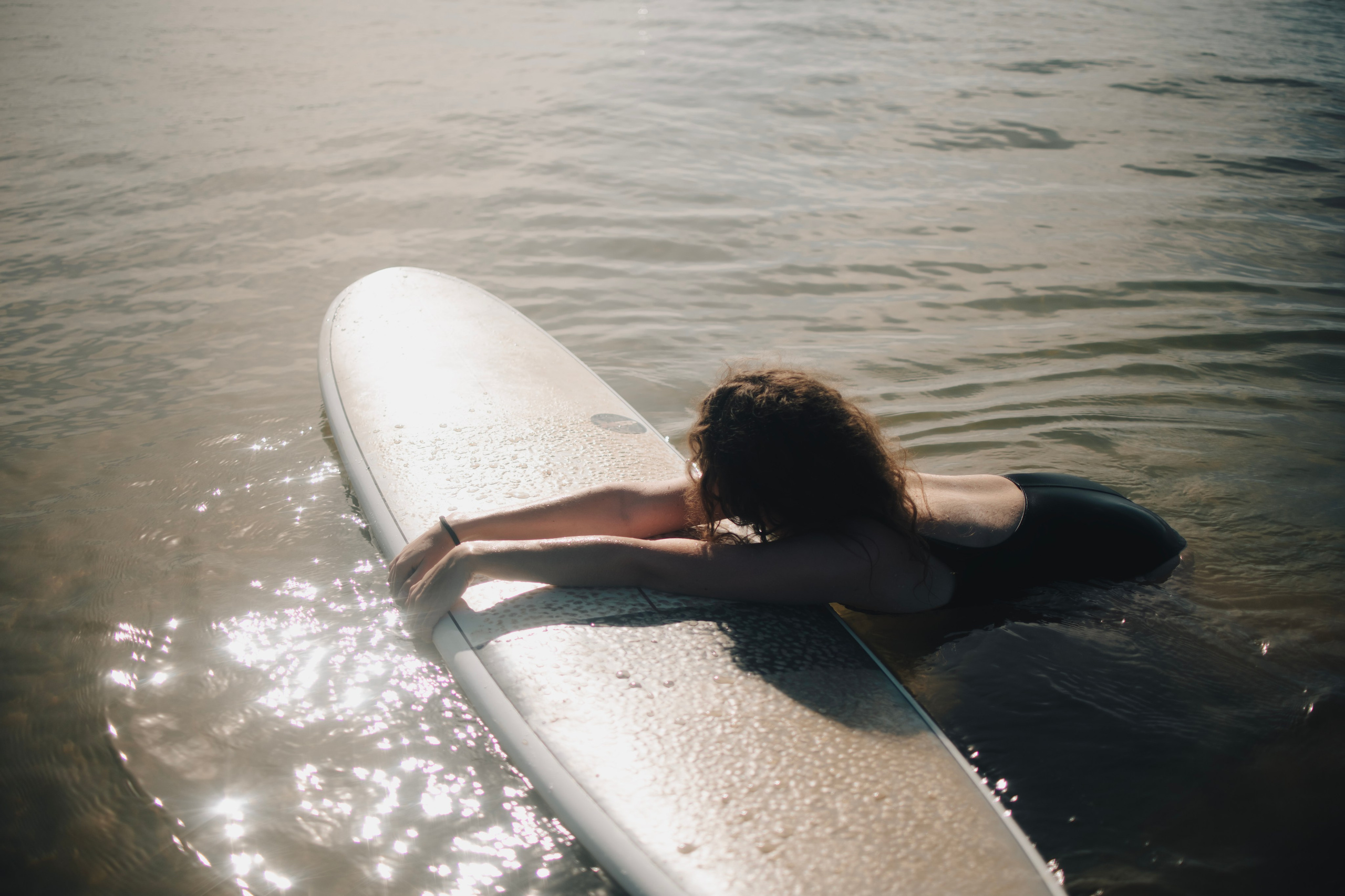 Photoshoot with a surfboard | Colour
