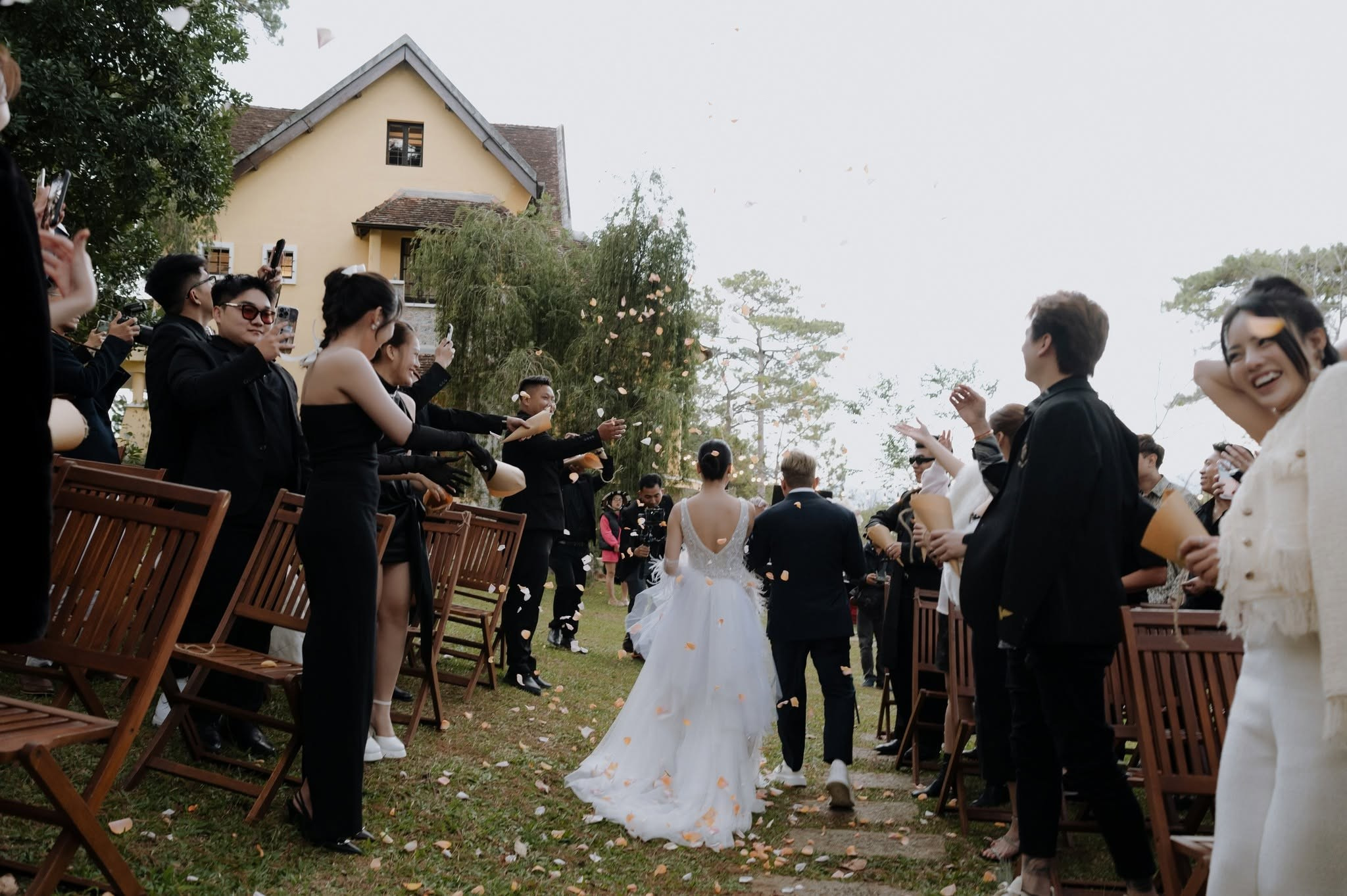 𝐃𝐄𝐍𝐍𝐈𝐒 ⓐⓝⓓ 𝐓𝐈𝐍𝐘/Destination Wedding. Nhiếp ảnh gia đám cưới hàng đầu tại Thành Phố Hồ Chí Minh