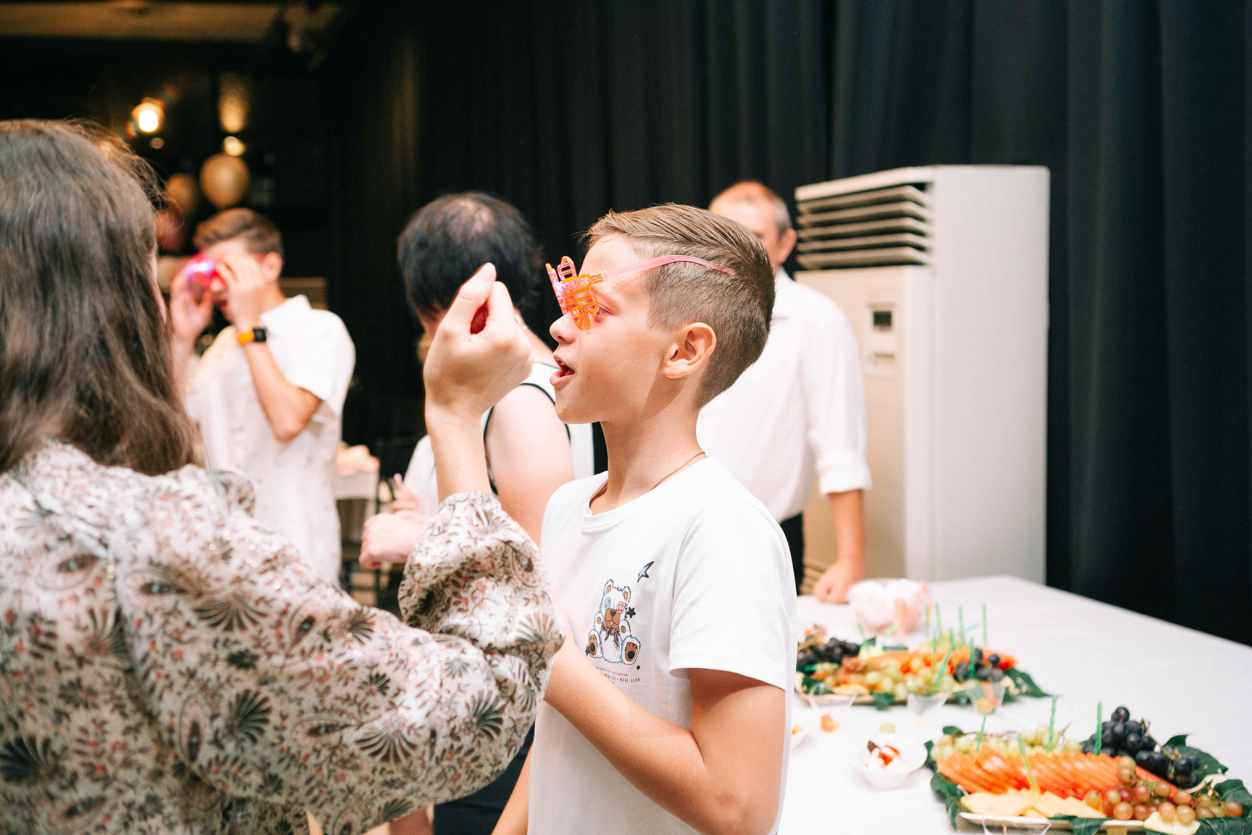 PARTY WITH FRIENDS. Https://shi-photo.com/