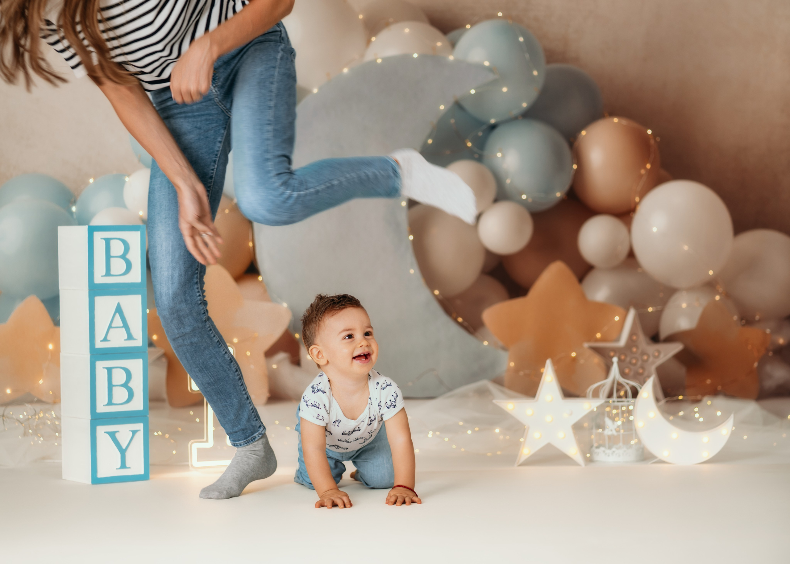 decak na plavoj scenografiji