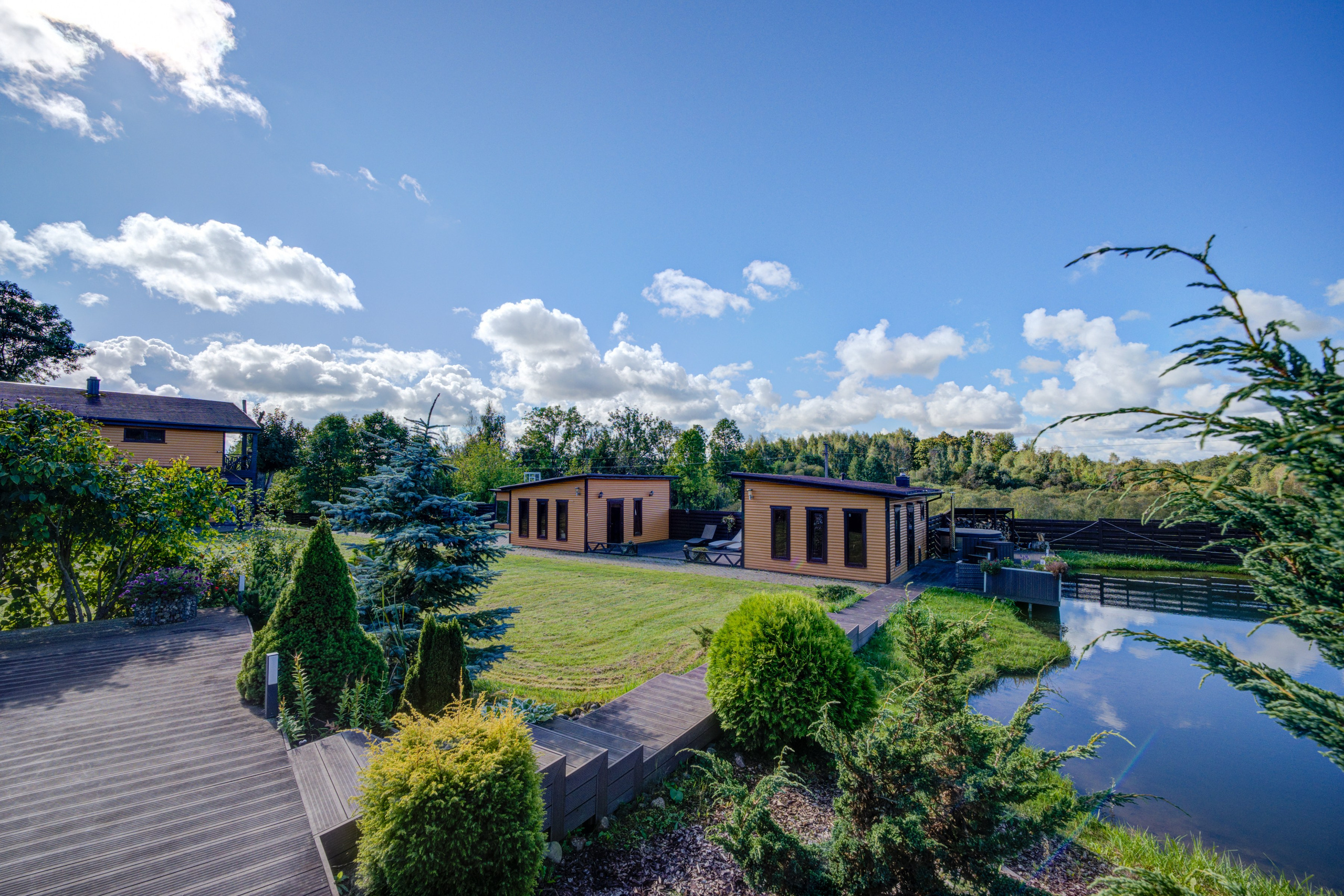 Sadyba Vinliaus r. prie ežero. Elina Sapiega fotografė Vilniuje