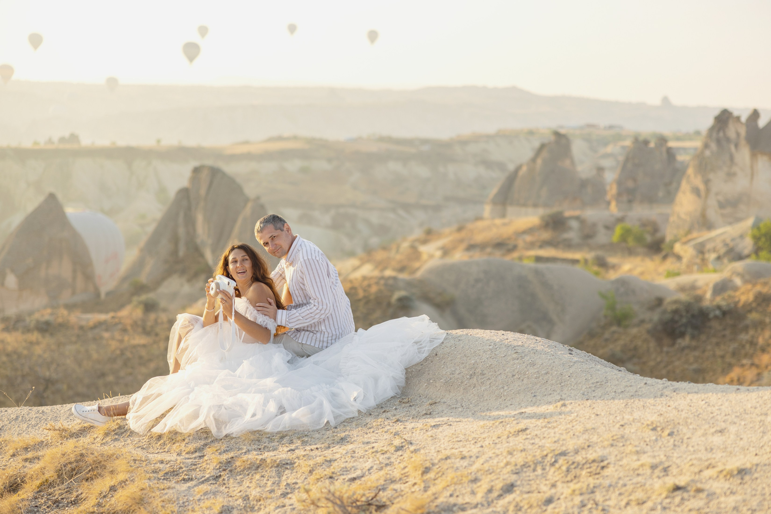 Family Photoshoot at Sunrise with Cappadocia’s Hot Air Balloons. Julia Ganch I Fashion Wedding Photography I Cappadocia Turkey