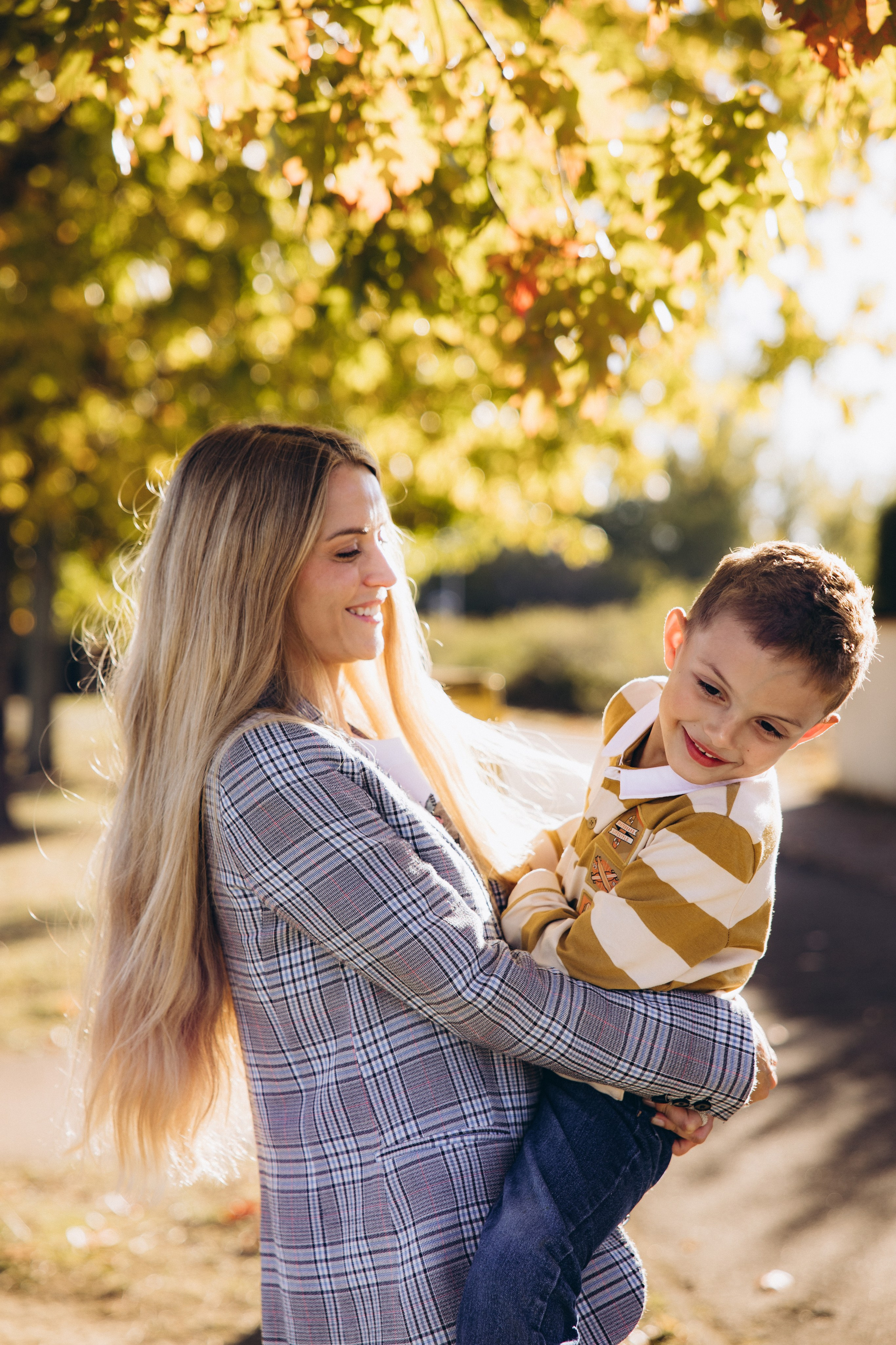 Autumn mother-son family photoshoot in Toulouse. Eugénie Smirnova — your photographer in Toulouse and southwest France
