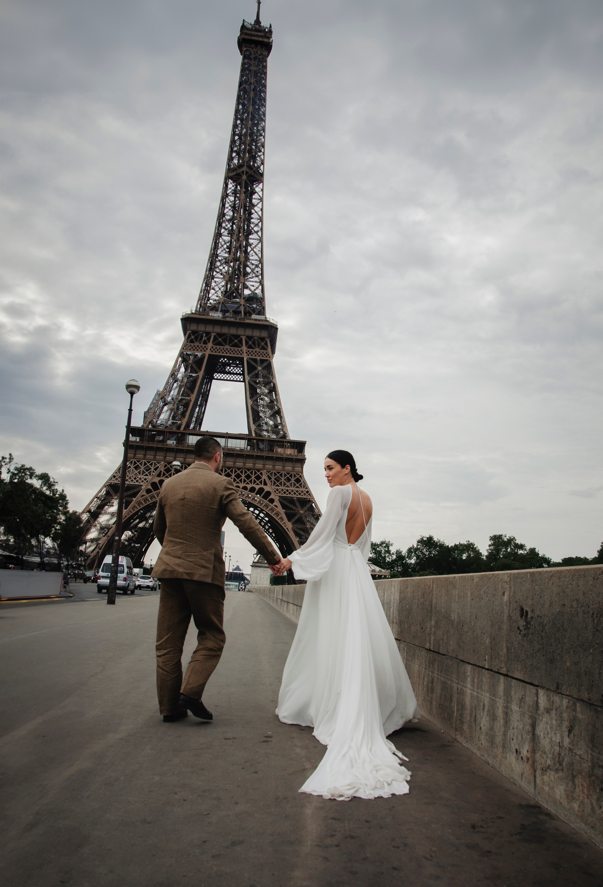 Wedding photoshoot at the Eiffel Tower. Paris photographer — Polina Osipova