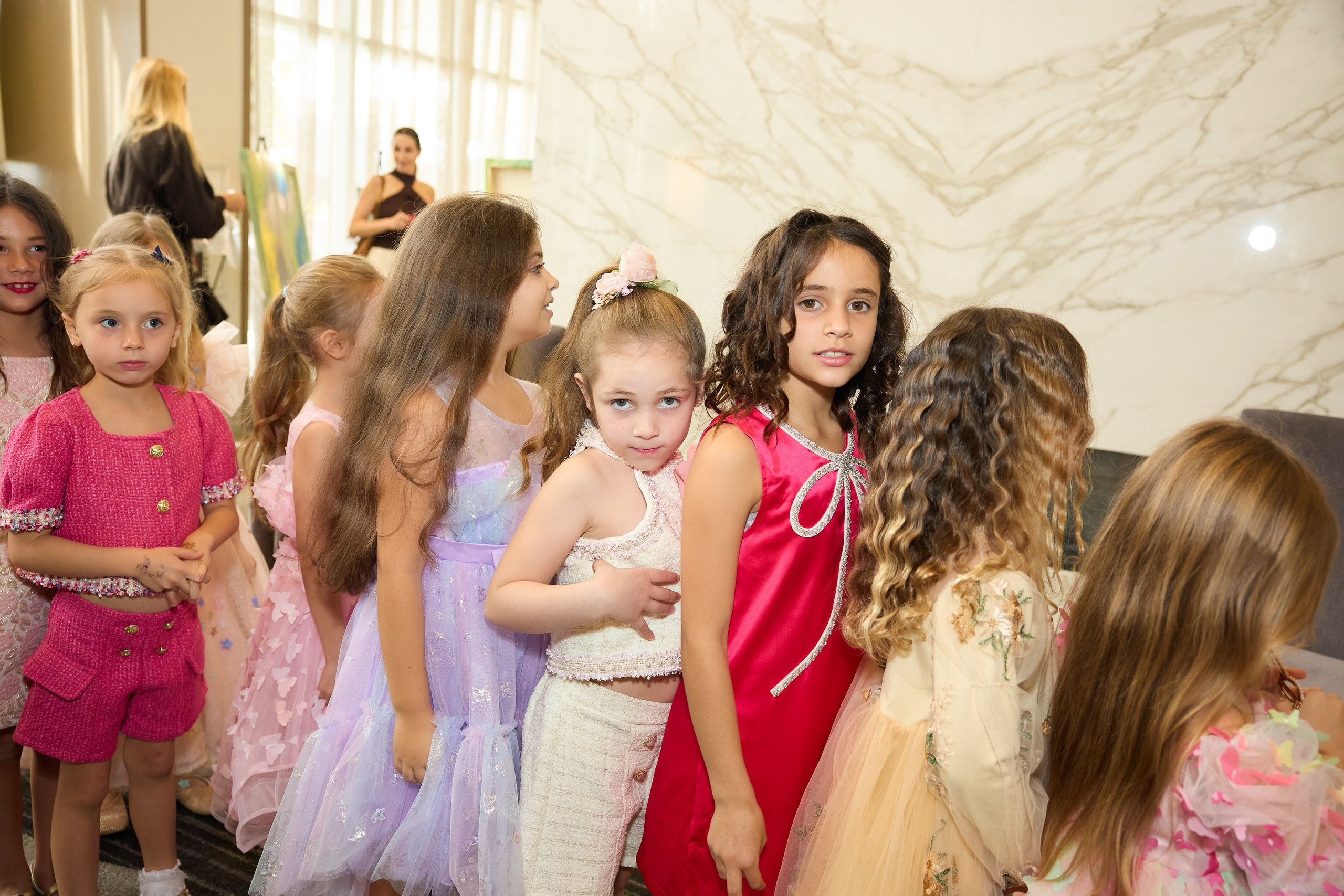 Авторская благотворительная художественная выставка Дианы Бортник. Фотограф Юлия Маковеева