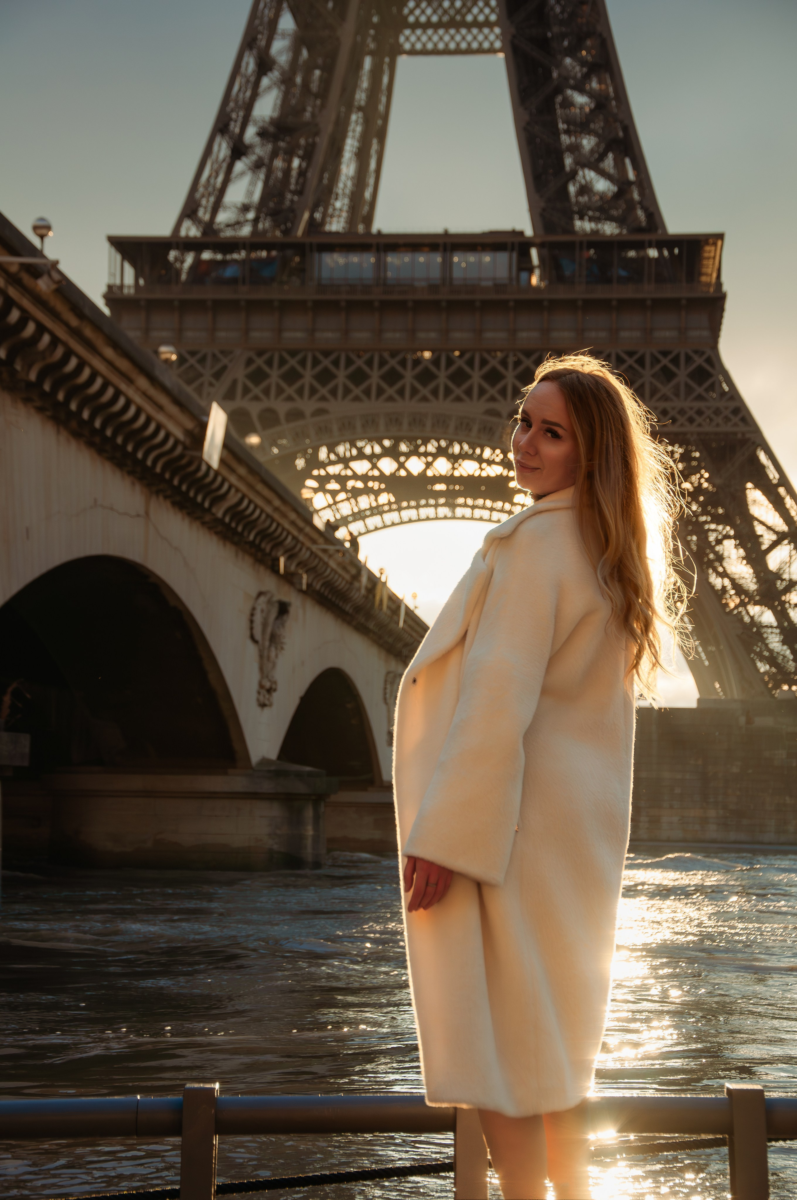 Winter Eiffel Tower photoshoot. Paris photographer — Polina Osipova