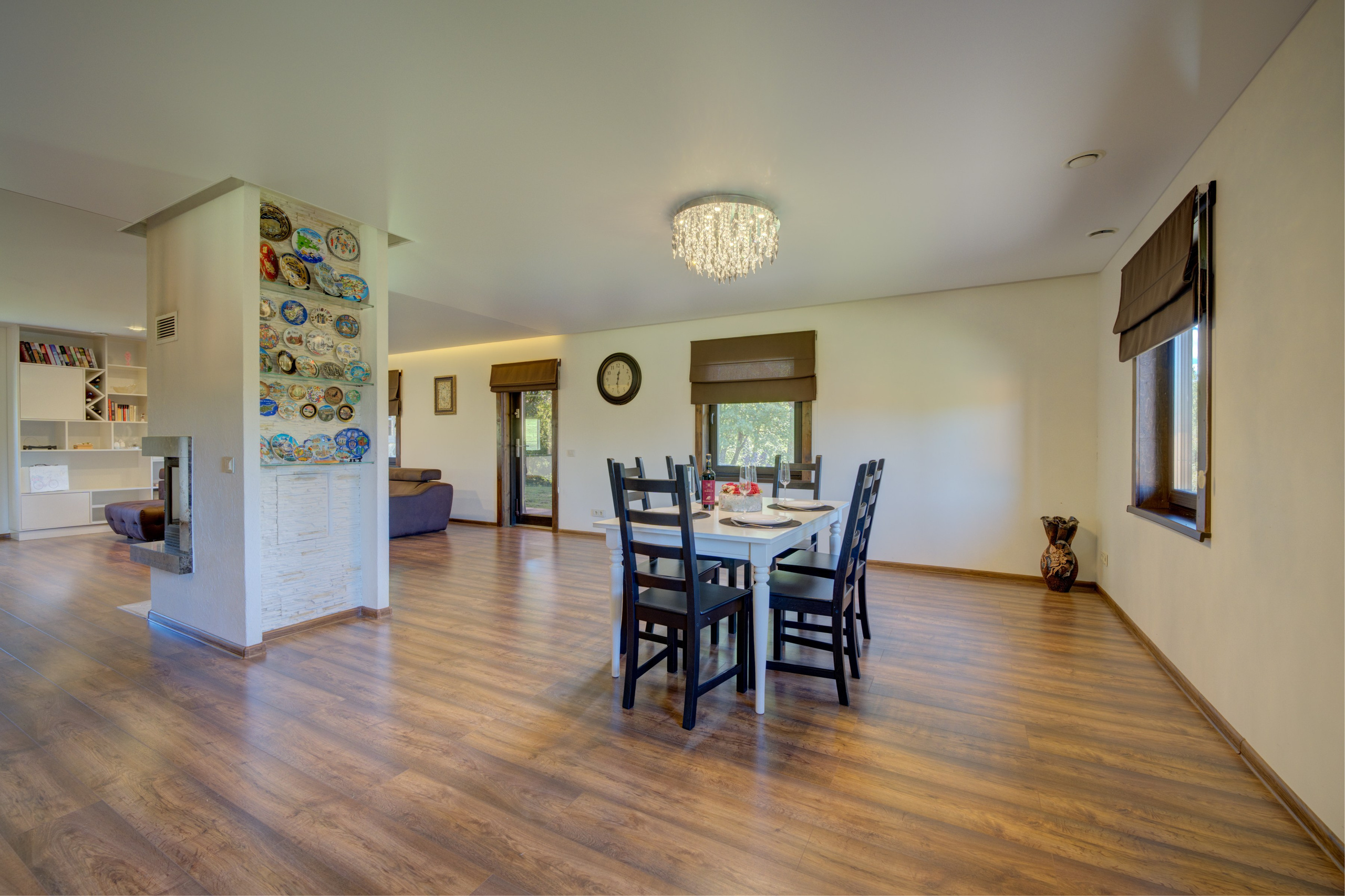 Sadyba Vinliaus r. prie ežero. Elina Sapiega fotografė Vilniuje