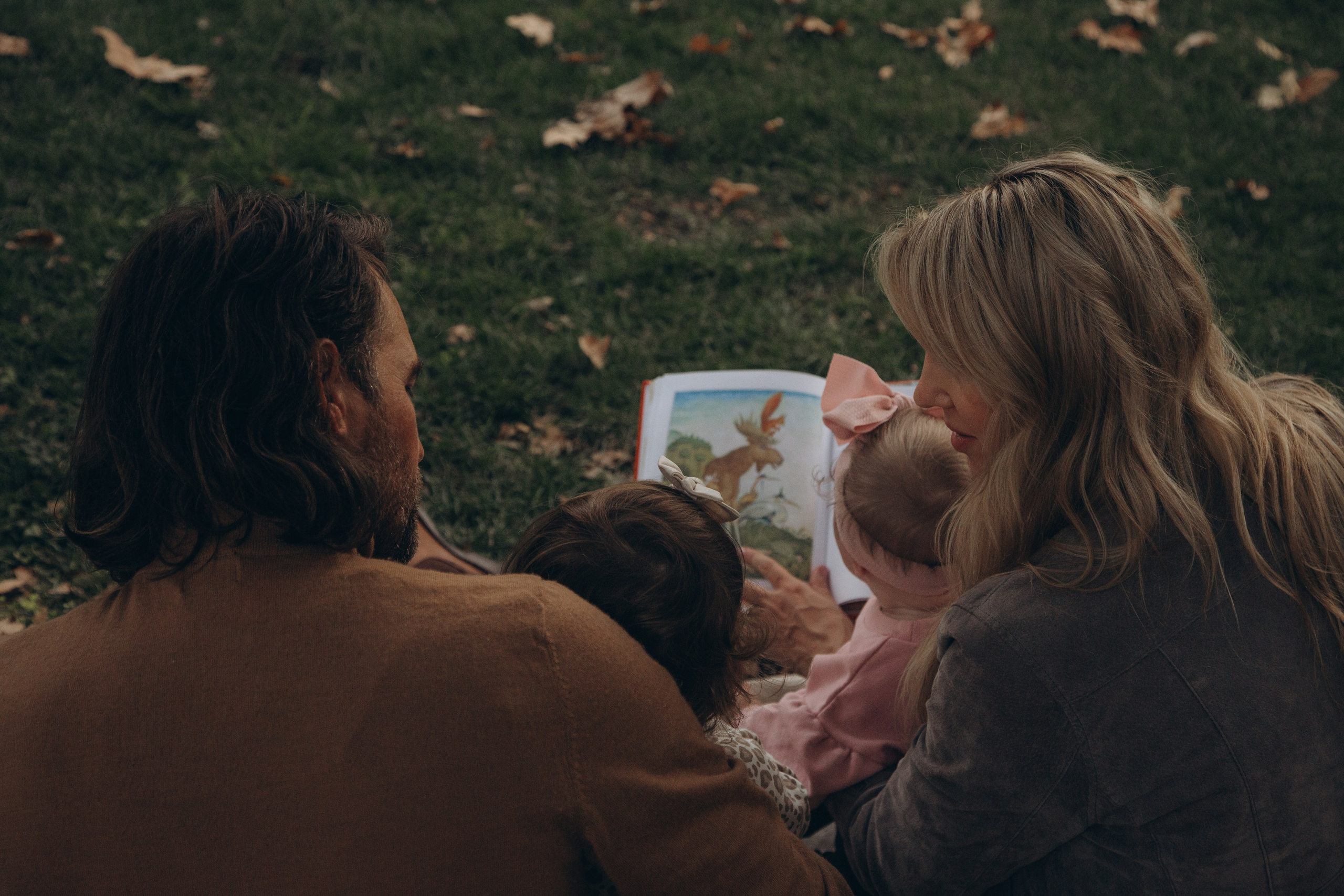 Family in nature. Family and children’s lifestyle photographer Elena Tumanova