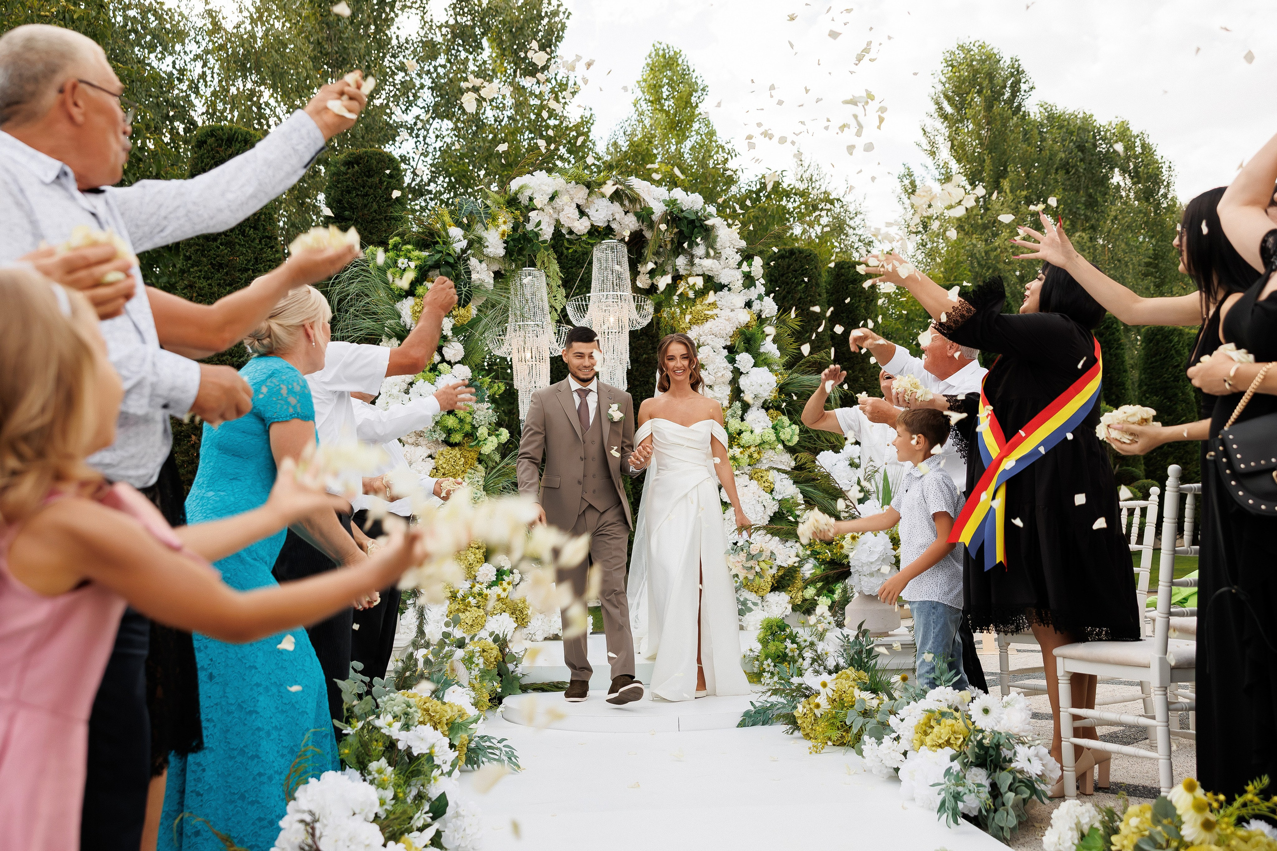 Eugen & Livia — Grand Elysee — Wedding Day. Servicii Foto și Video 067188353