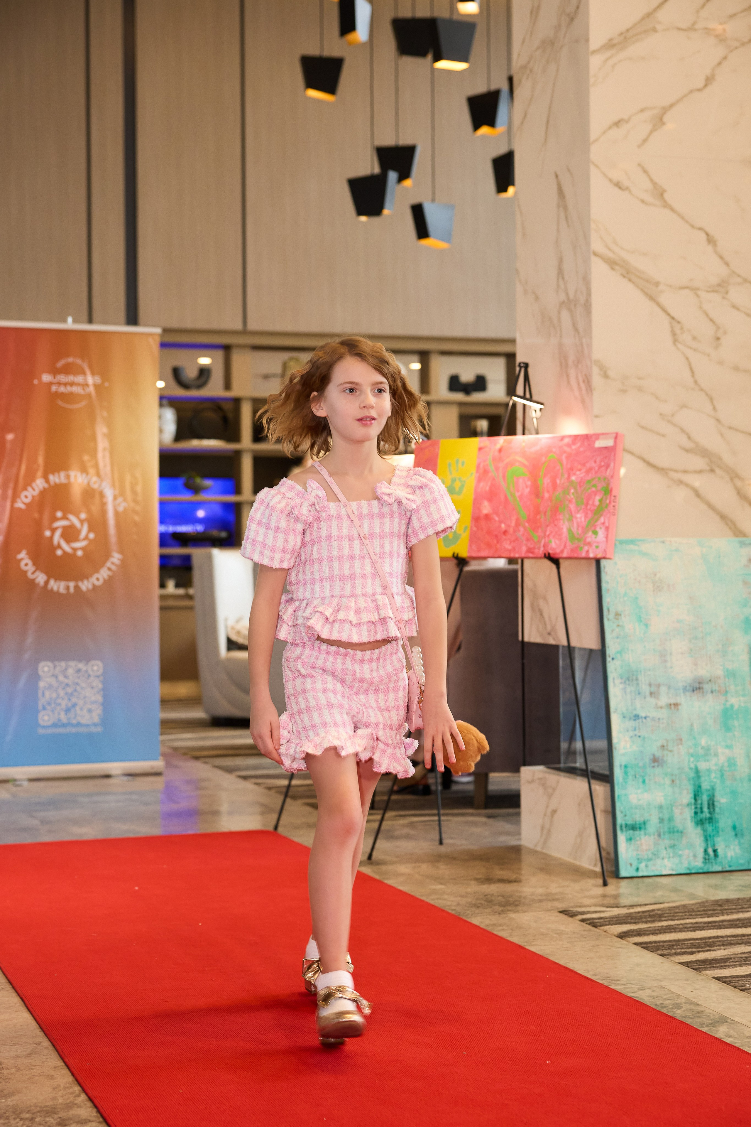 Авторская благотворительная художественная выставка Дианы Бортник. Фотограф Юлия Маковеева