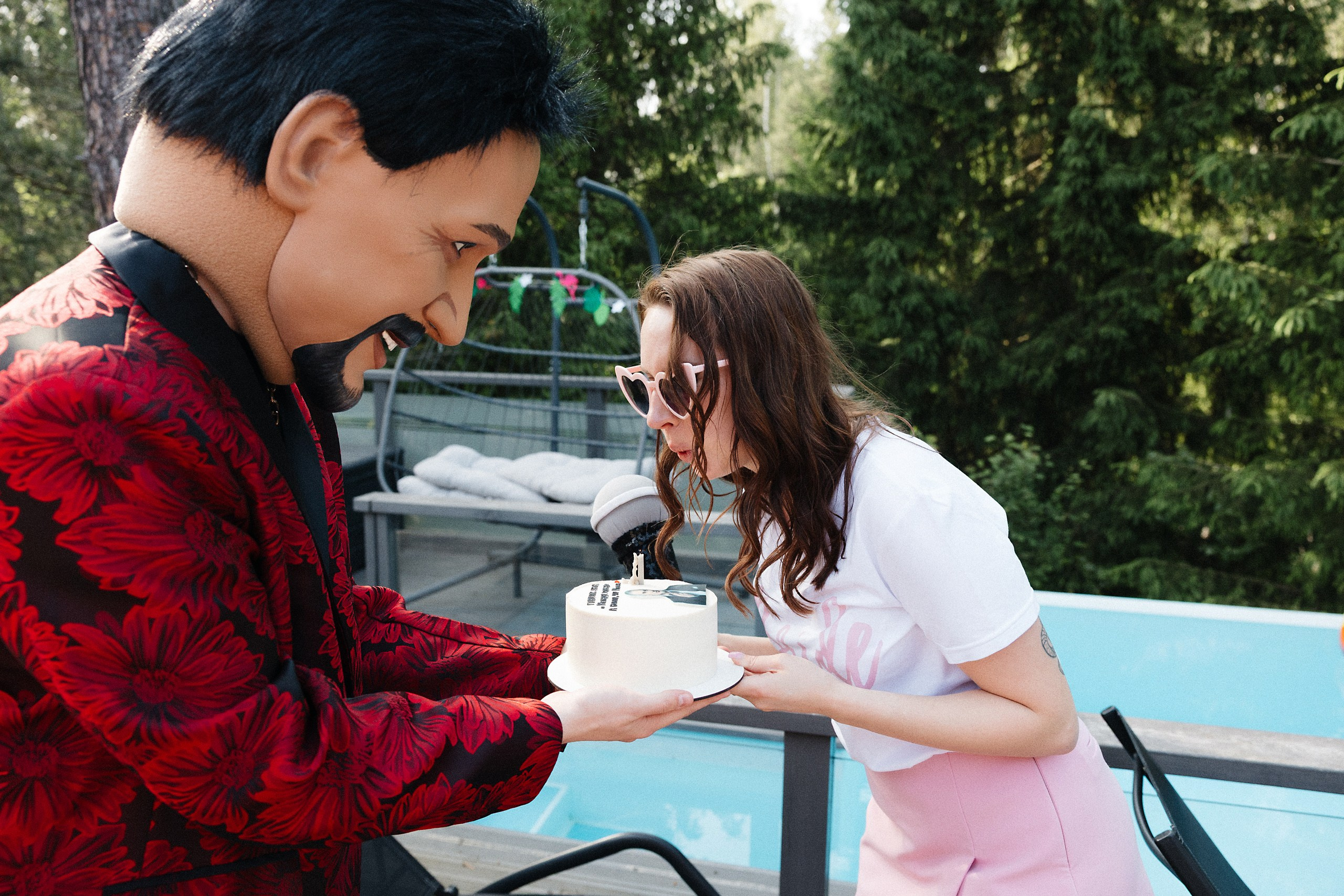 Яркая фотосессия девичника в Риге: розовые наряды и очки в форме сердца. Евгений Тимофеев | Свадебный и контент-фотограф и видеограф в Риге