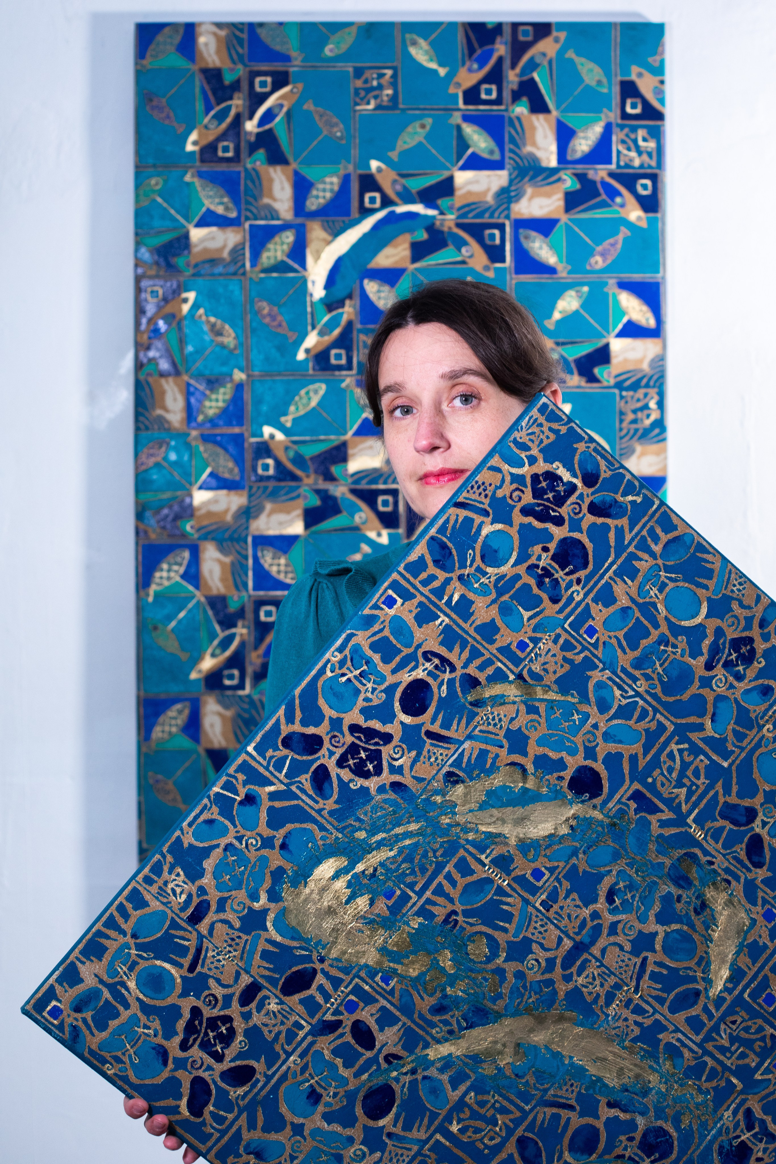 Tela decorativa contemporanea di Nadia Kuprina, linoleografia, ricamo, olio e foglia oro su tela, composizione astratta basata sulla ripetizione del pattern, tonalità di blu e oro, ideale per interni raffinati e progetti di lusso.