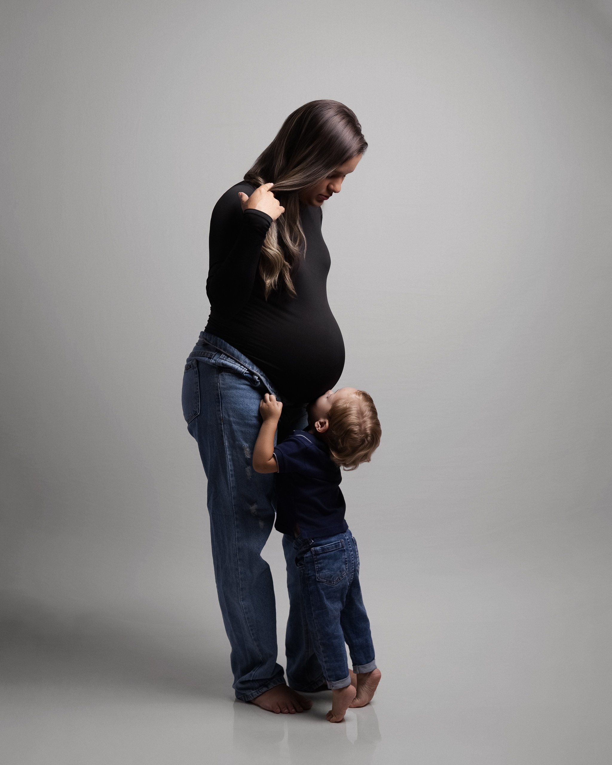 ensaio-gestante-leanny-estudio-sao-miguel-dos-campos-al-beijando-barriga-docemente