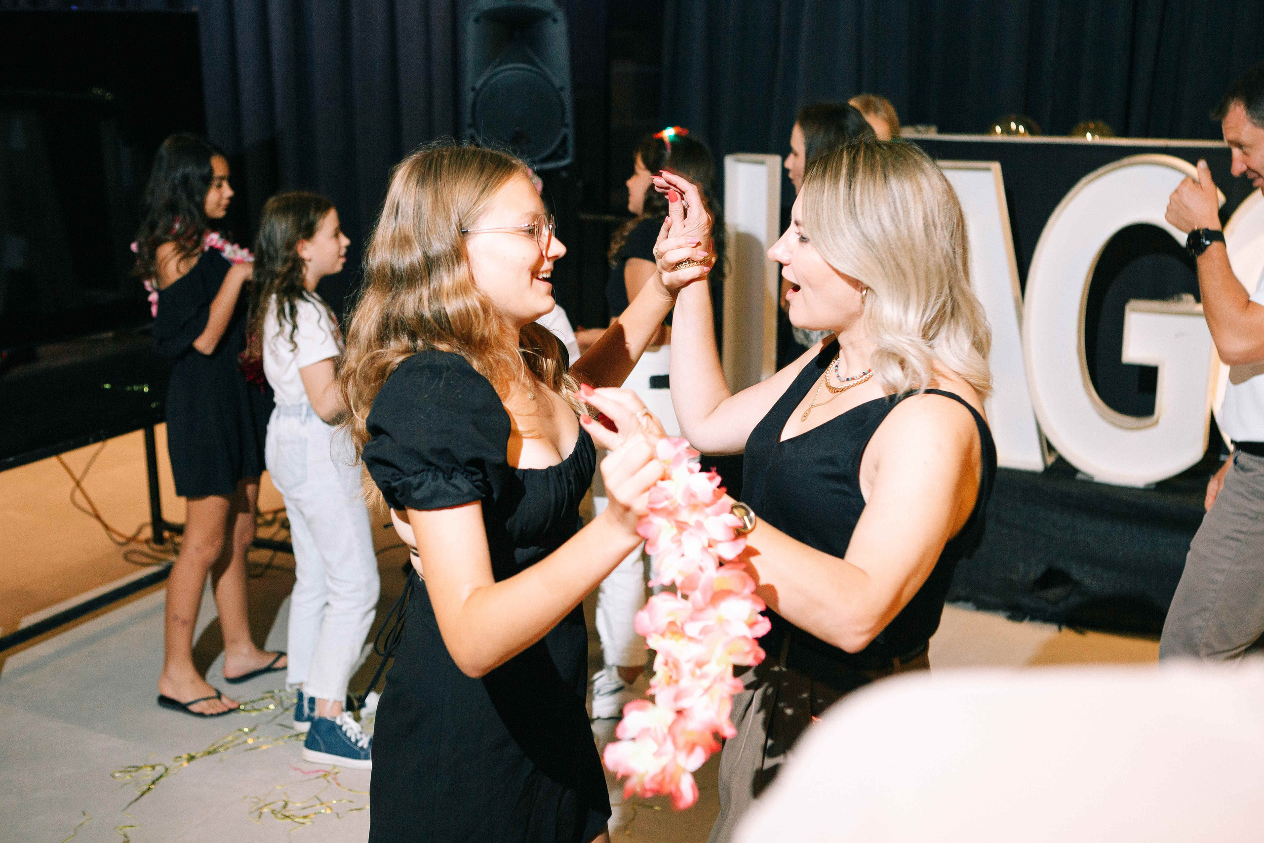 PARTY WITH FRIENDS. Https://shi-photo.com/