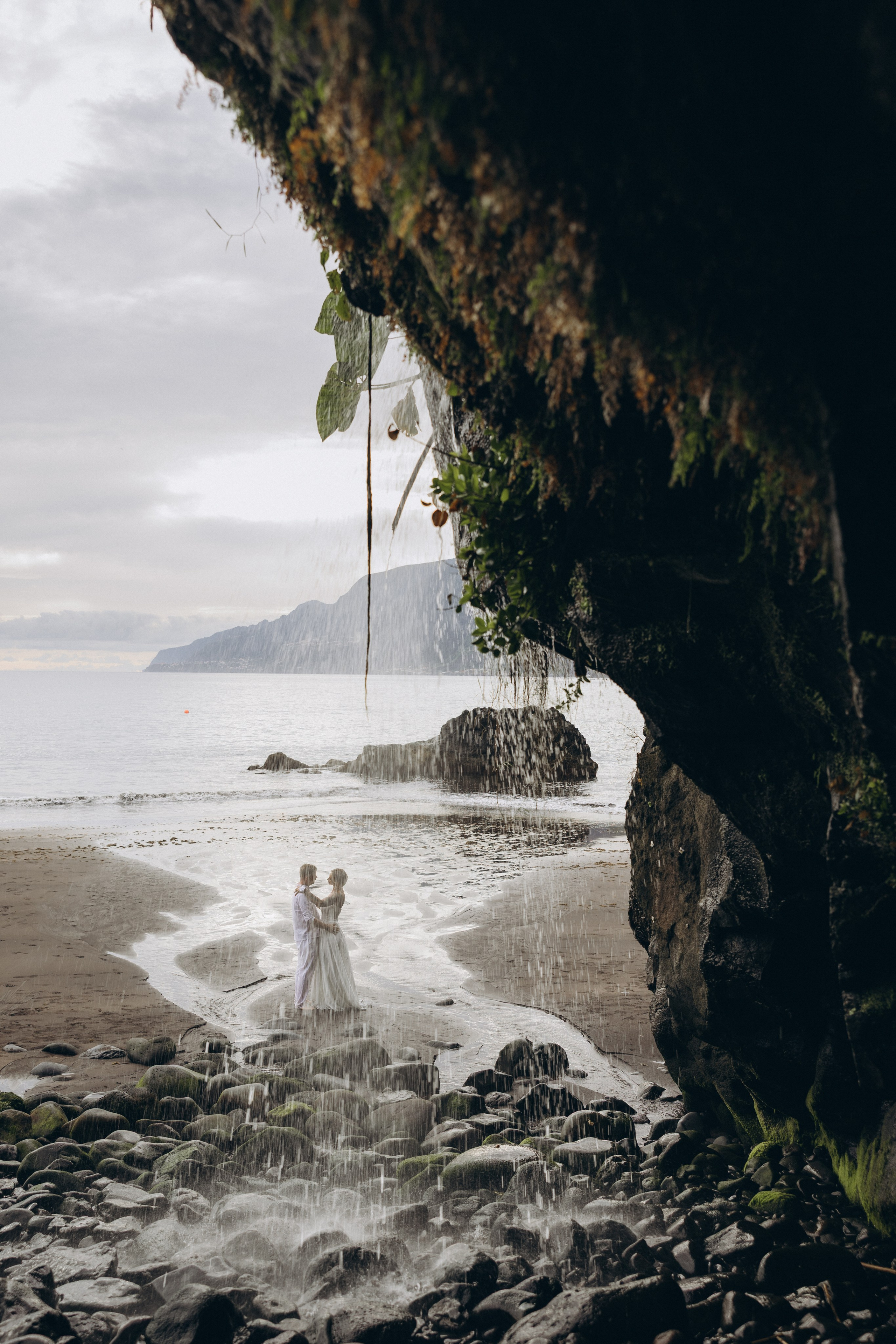 After Wedding Photoshoot at Seixal Beach, Madeira. Fotógrafa na Madeira para casais, pedidos de casamento, elopements e casamentos íntimos | Tatiana