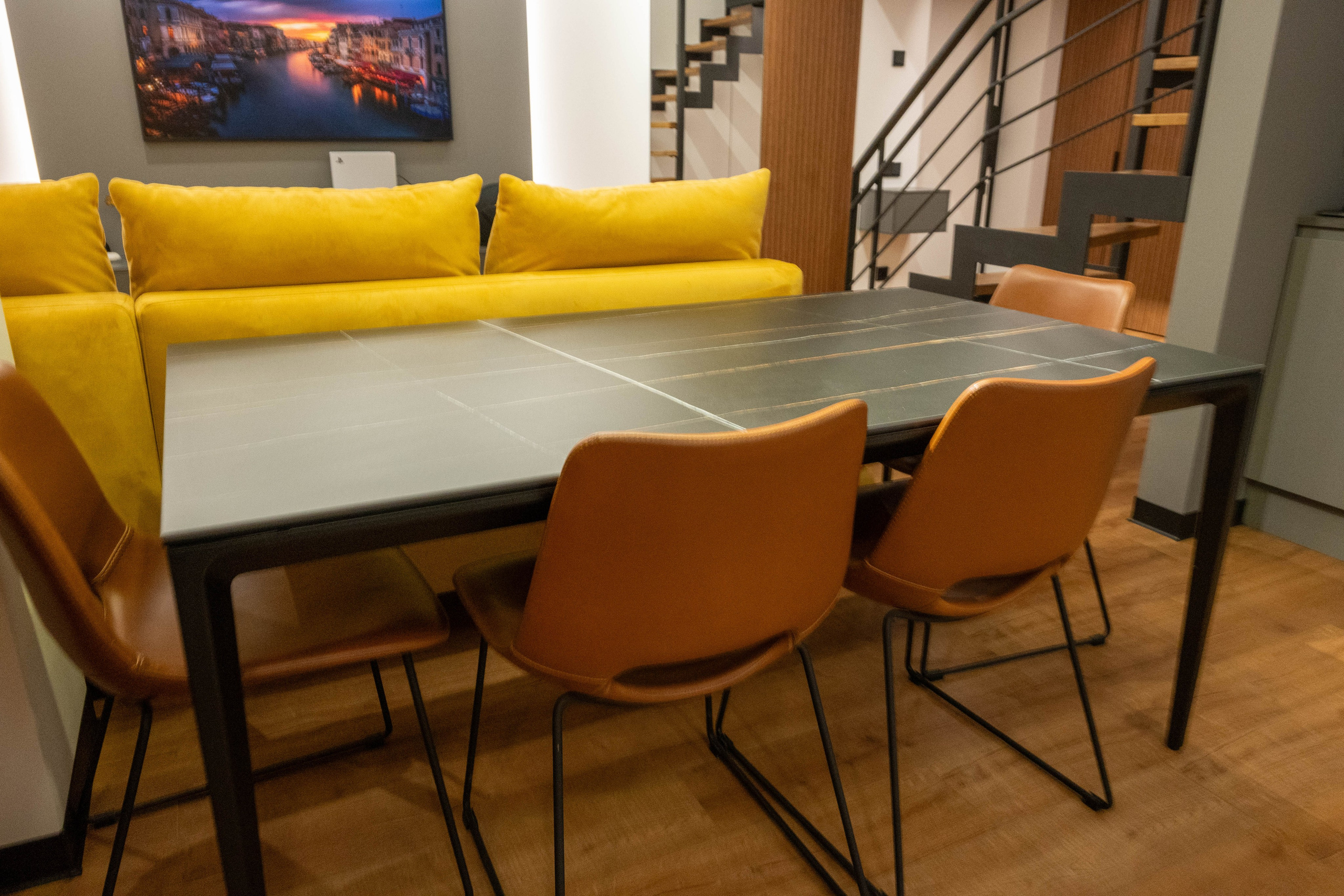 The apartment is on two levels. Fotograf Dmitrii Donets