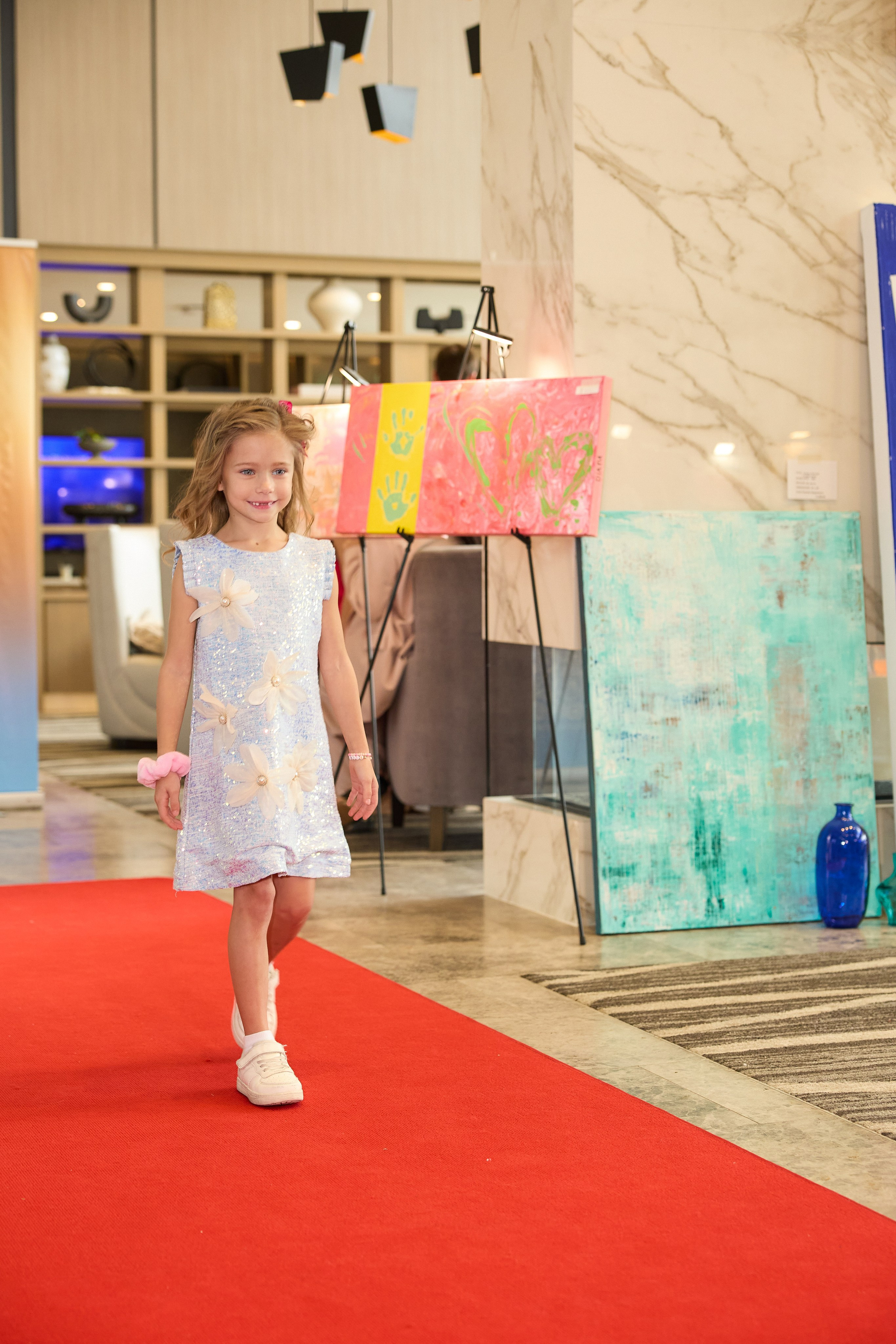 Авторская благотворительная художественная выставка Дианы Бортник. Фотограф Юлия Маковеева