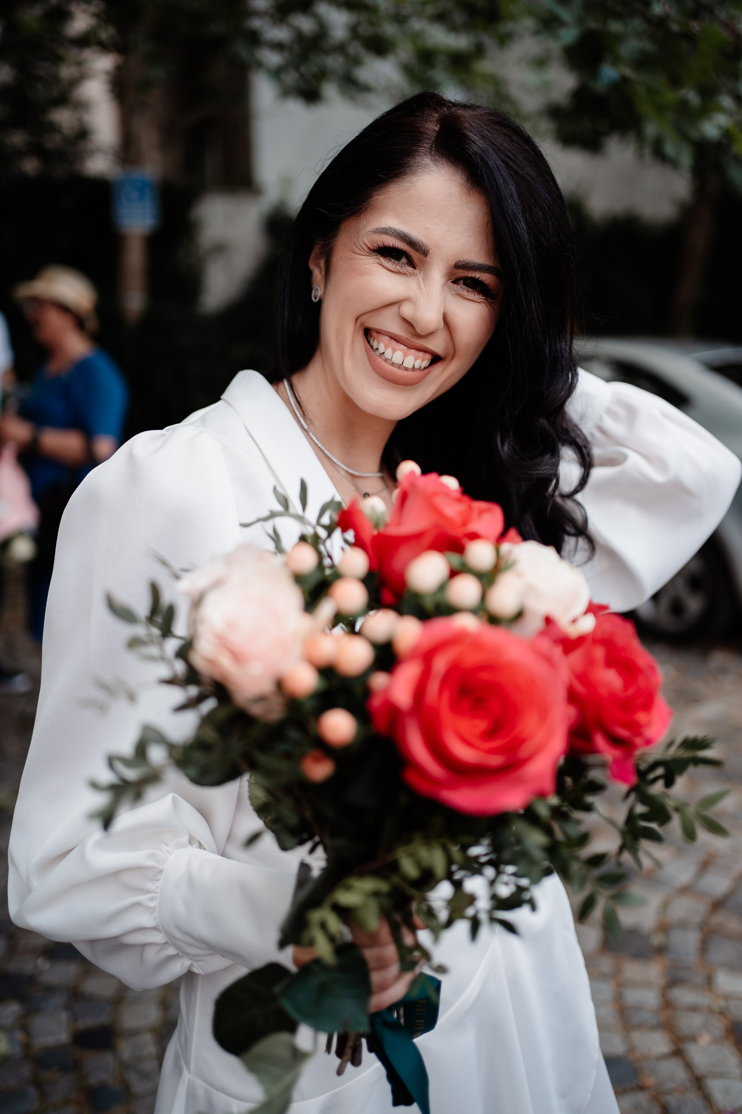 Miri fericiți în fața oficiului stării civile din Bucuresti, Sector 3, celebrând începutul unei noi vieți împreună. Fotografie de cununie civilă, capturând naturalețea și bucuria momentului special.