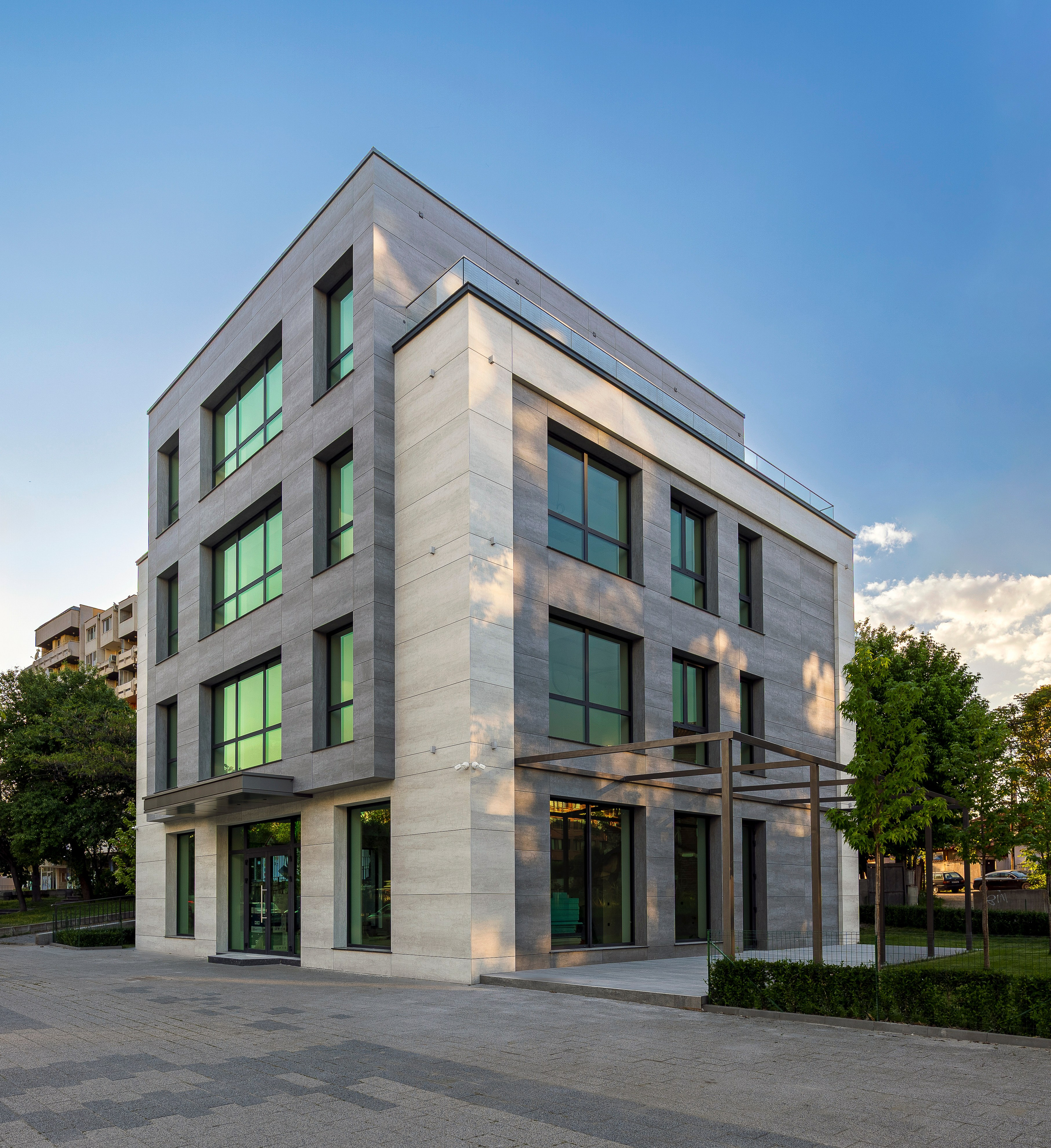 Екстериор на бизнес сграда. Професионален фотограф в Пловдив и областта