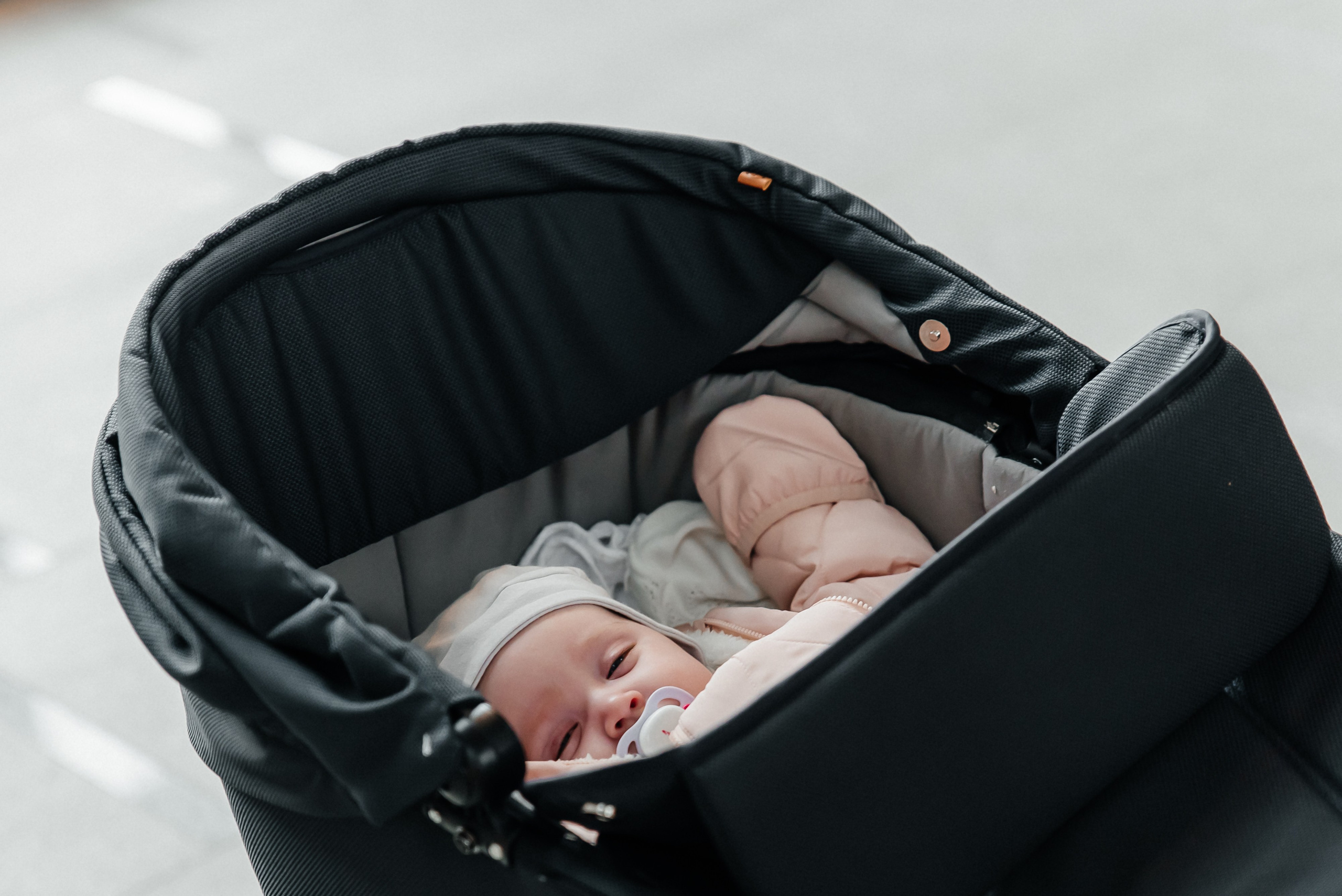 Chrzest Maja. Eugene Save – Fotograf Ślubny i Rodzinny | Warszawa i Cała Polska