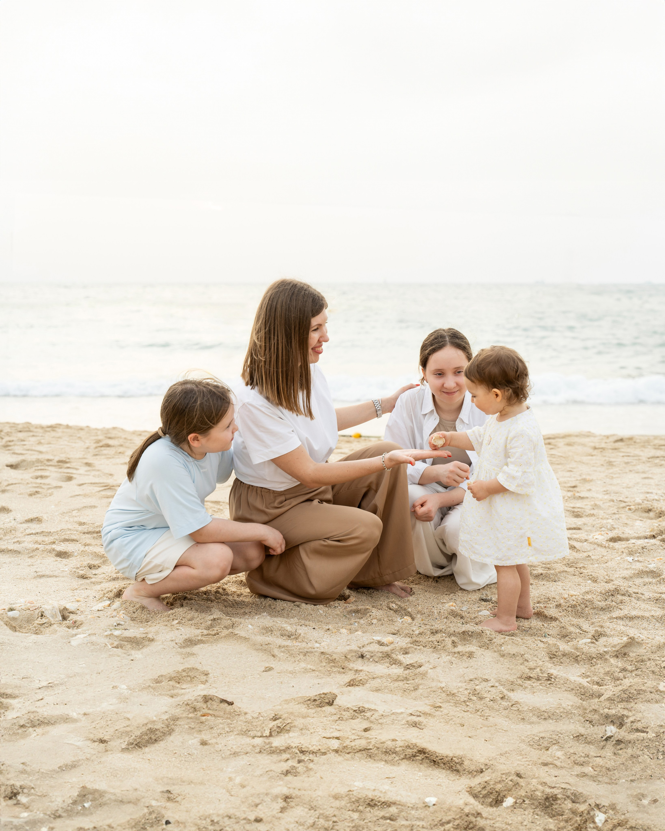 Семья на пляже в Дубае. Фотограф в Абу Даби Марина