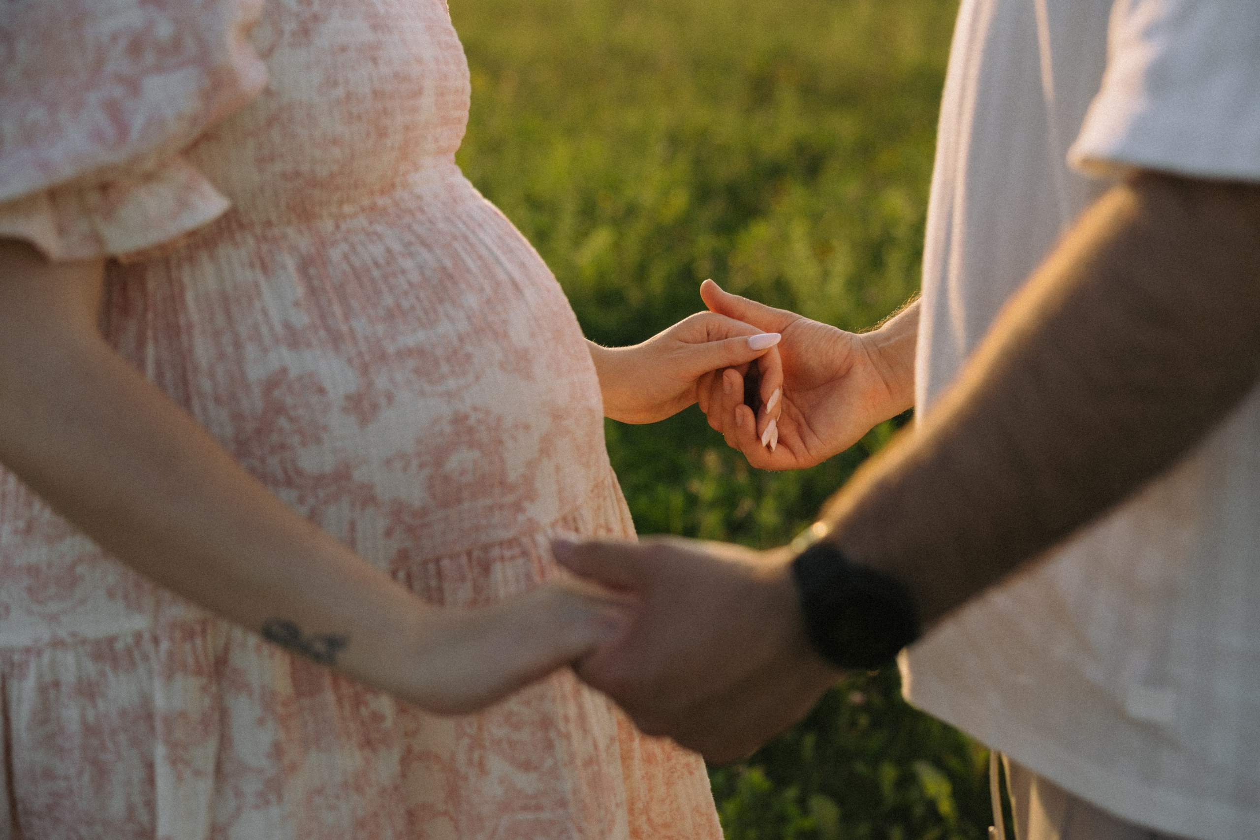 Lera & Maksim | laukimo fotosesija pievoje saulei besileidžiant. Vestuvių ir šeimų fotografė Lena Bondarenko / belove photo