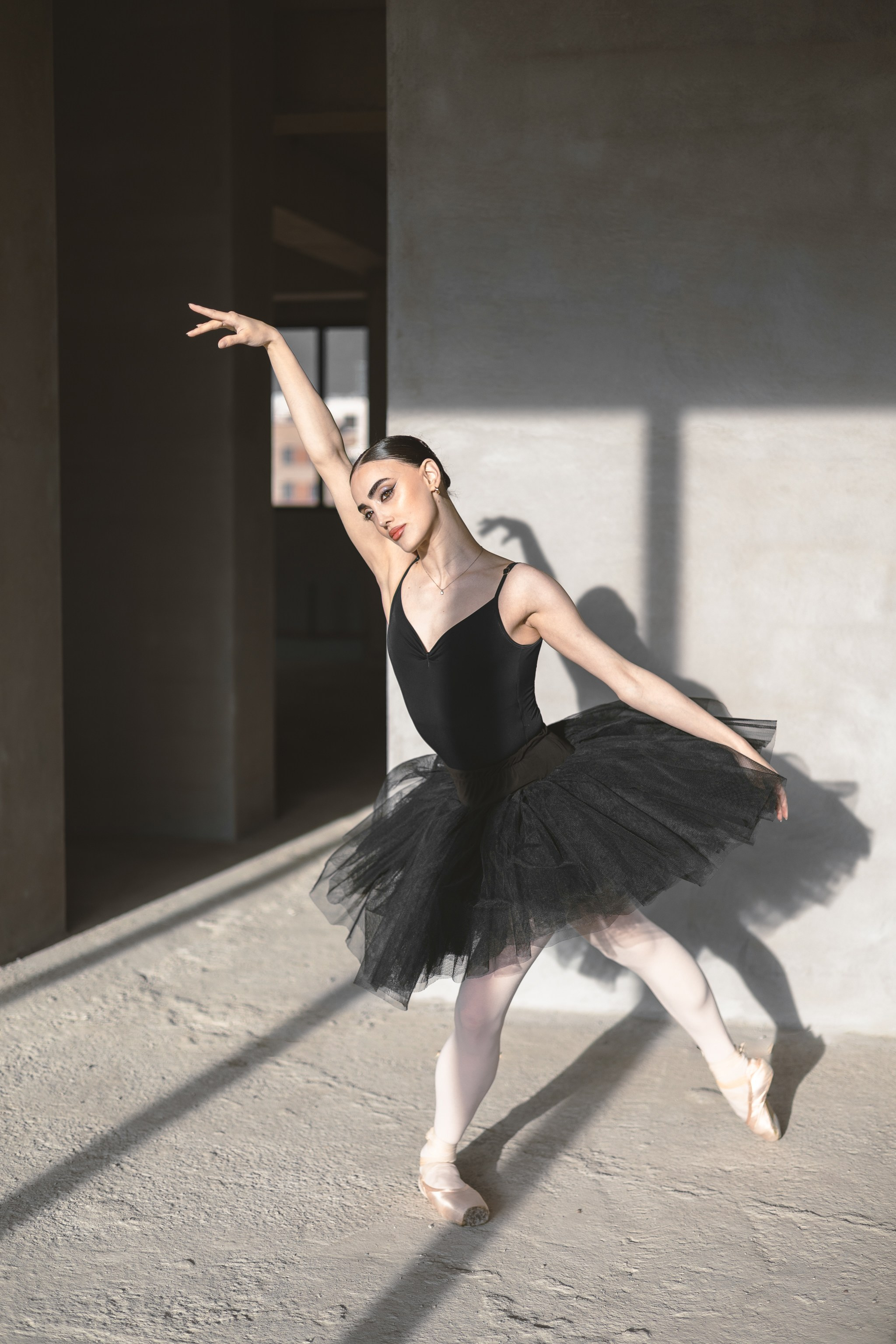 portrait danseuse robe noire tutu lumière naturelle loft photographe Loire-Atlantique Ani Torosyan