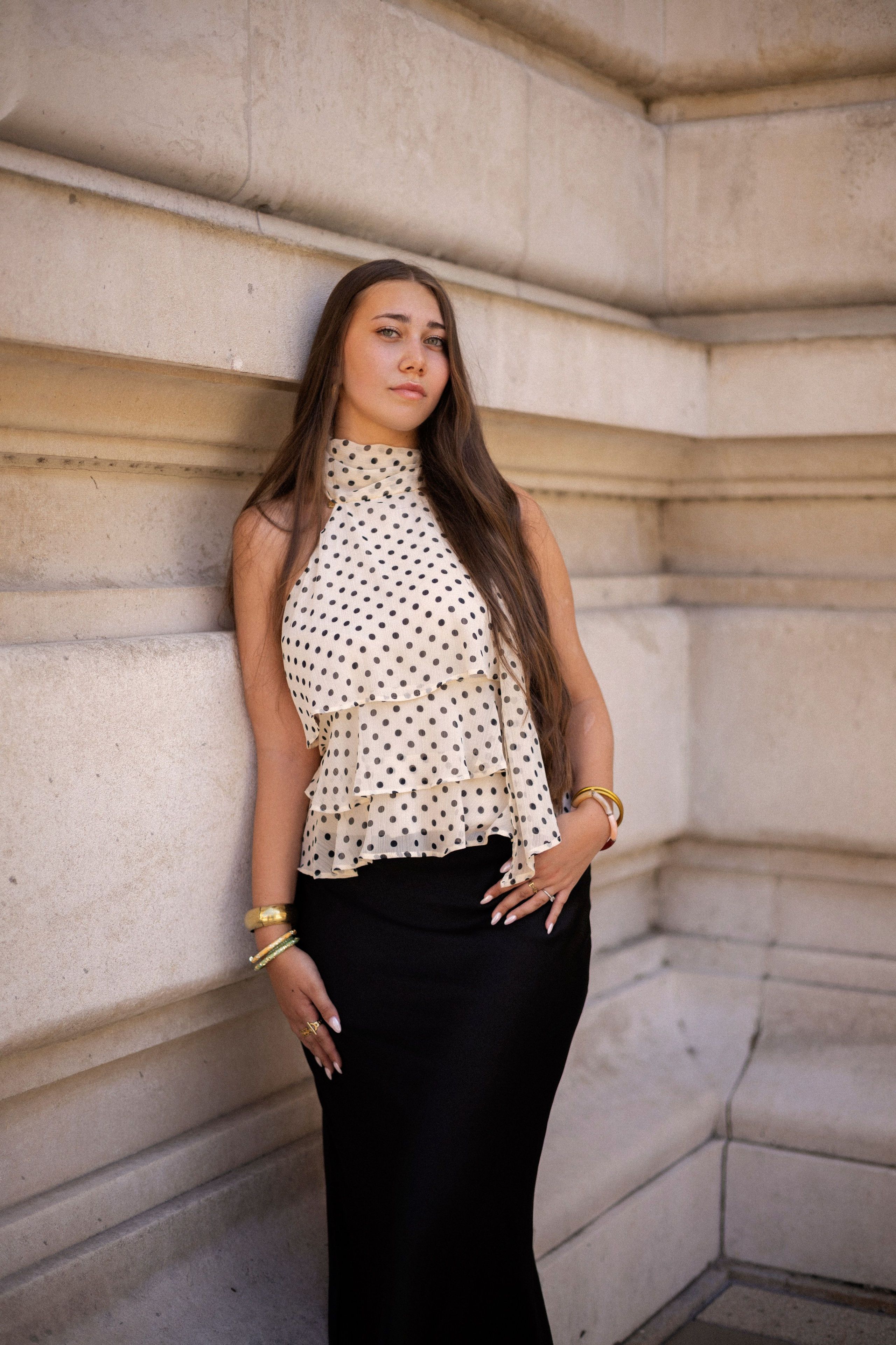 Shooting lifestyle féminin réalisé par Ani Torosyan : jeune femme élégantes en tenue chic, lumière naturelle, ambiance urbaine moderne et raffinée à Nantes.